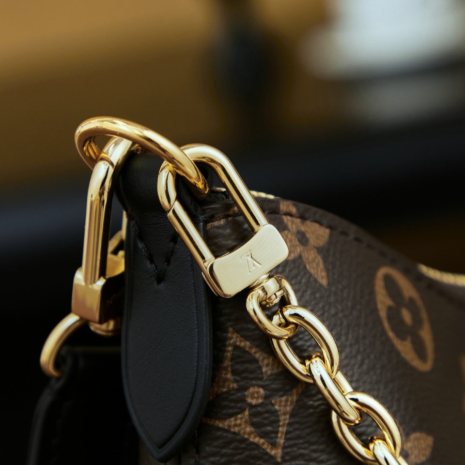 p830 独家首发型号:M45831 动态码(品质提升.专柜同步电子芯片内码、礼品袋、保护纸,铜版电子标签、合格证)皮料是正品代工厂意大利A级皮料(特级正品):所谓的特级正品.是在于品质、五金、面料、手工、油边、A级出品、拍摄图跟产品一致丶配图上的全套包装.尺寸:29x16x9.5CM