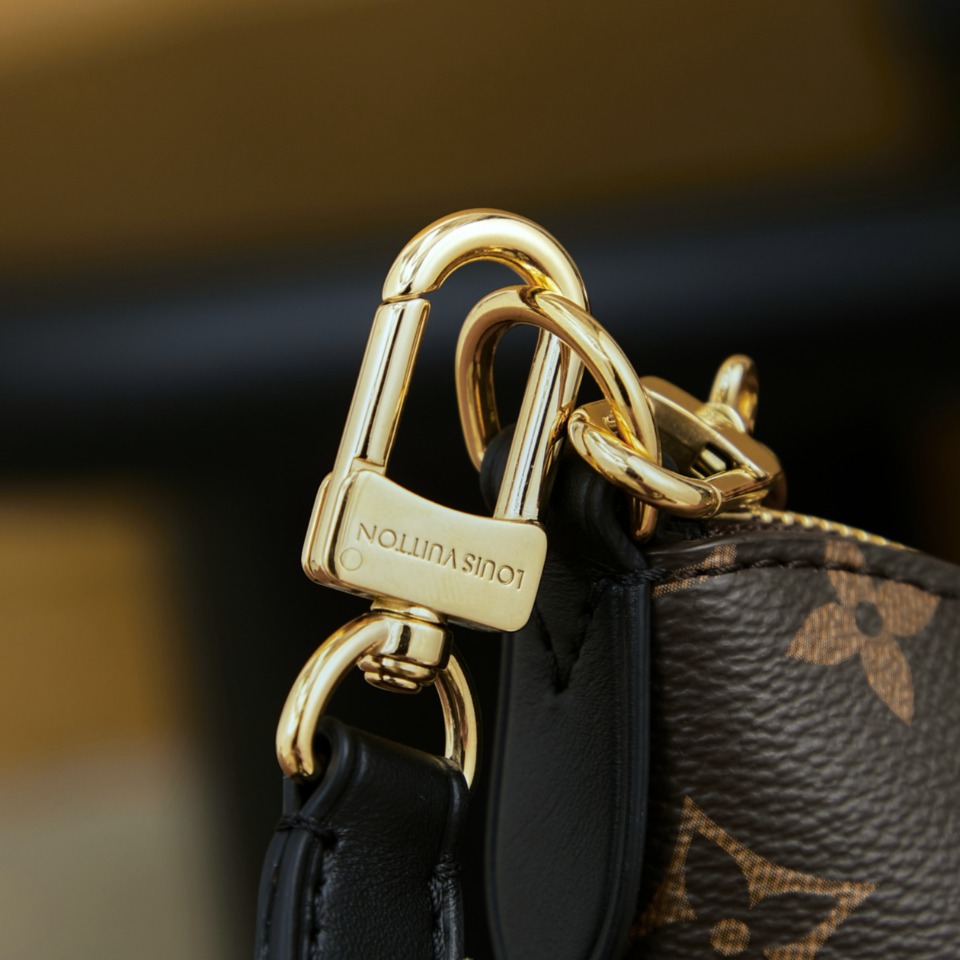 p830 独家首发型号:M45831 动态码(品质提升.专柜同步电子芯片内码、礼品袋、保护纸,铜版电子标签、合格证)皮料是正品代工厂意大利A级皮料(特级正品):所谓的特级正品.是在于品质、五金、面料、手工、油边、A级出品、拍摄图跟产品一致丶配图上的全套包装.尺寸:29x16x9.5CM