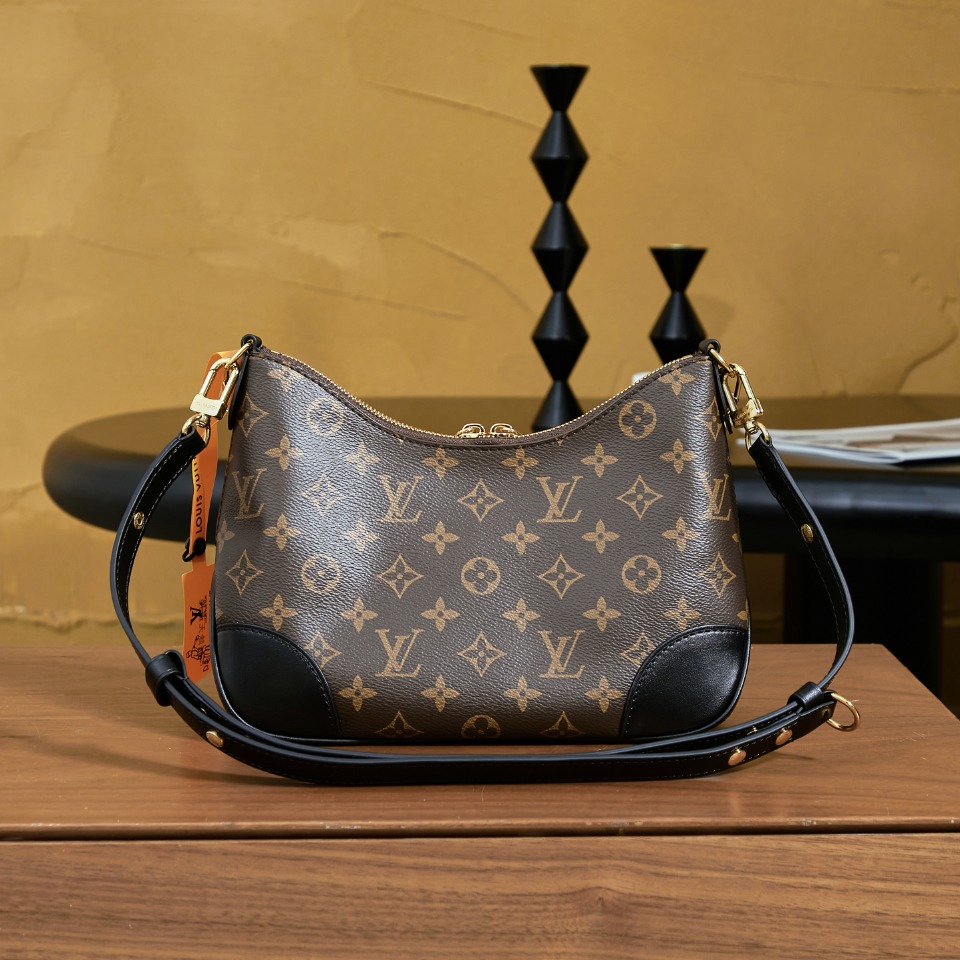 p830 独家首发型号:M45831 动态码(品质提升.专柜同步电子芯片内码、礼品袋、保护纸,铜版电子标签、合格证)皮料是正品代工厂意大利A级皮料(特级正品):所谓的特级正品.是在于品质、五金、面料、手工、油边、A级出品、拍摄图跟产品一致丶配图上的全套包装.尺寸:29x16x9.5CM