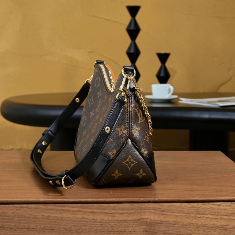 p830 独家首发型号:M45831 动态码(品质提升.专柜同步电子芯片内码、礼品袋、保护纸,铜版电子标签、合格证)皮料是正品代工厂意大利A级皮料(特级正品):所谓的特级正品.是在于品质、五金、面料、手工、油边、A级出品、拍摄图跟产品一致丶配图上的全套包装.尺寸:29x16x9.5CM