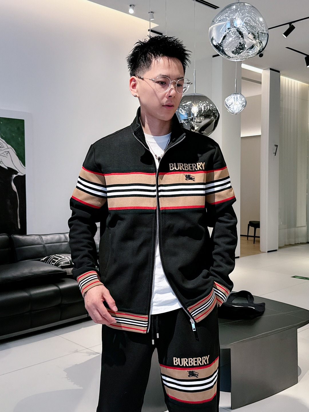 NO:567007,Burberry 2025 autumn and winter new counter casual suit, breathable, comfortable and casual!  Full of high-end feel!  The details are exquisite and high-end, and the workmanship is impeccable!  The original high-end fabric is very high-end!  The fabric is crisp, anti-wrinkle and wear-resistant, warm, neat and stylish. Everyone must buy a set this autumn and winter. They must look cool and cool when wearing it. This is a particularly recommended model from our store!  M-3XL,,burberry,alexander wang19860909巴宝莉 2025秋冬新款专柜同款休闲套装,透气舒适休闲！高级感满满！细节精致高档,做工无可挑剔！原版高端面料很显高级！面料挺括抗皱耐磨,保暖利落有型 这个秋冬每人必须入手一套 穿上必须是醉帅气的 咋们家特别推荐款！M-3XL,,burberry,alexander wang,Men's clothing