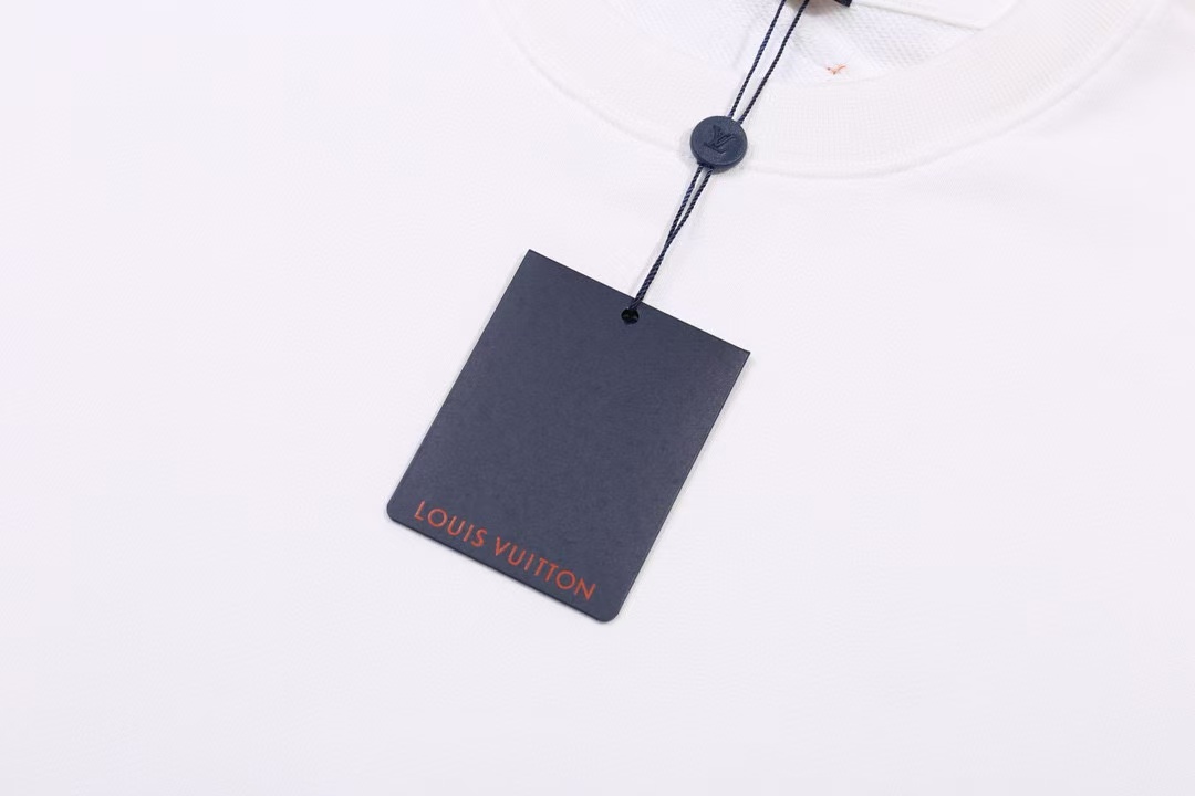 P110
LV 经典字母卫衣
版本：OS纯原
款号：HB101
· Louis Vuitton圆领卫衣
· 面料经过多次缩水处理真正做到0缩水0起球0变形
· 面料采用420克大毛圈高克重百分百纯棉 
· 完美版型真正做到人人上身皆好看，不论男女不论胖瘦

颜色：白

尺码: S-M-L