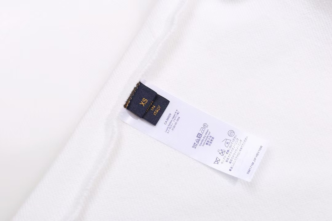 P110
LV 经典字母卫衣
版本：OS纯原
款号：HB101
· Louis Vuitton圆领卫衣
· 面料经过多次缩水处理真正做到0缩水0起球0变形
· 面料采用420克大毛圈高克重百分百纯棉 
· 完美版型真正做到人人上身皆好看，不论男女不论胖瘦

颜色：白

尺码: S-M-L