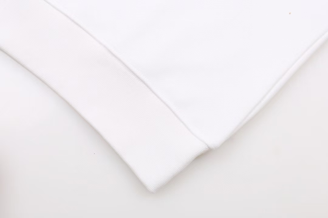 P110
LV 经典字母卫衣
版本：OS纯原
款号：HB101
· Louis Vuitton圆领卫衣
· 面料经过多次缩水处理真正做到0缩水0起球0变形
· 面料采用420克大毛圈高克重百分百纯棉 
· 完美版型真正做到人人上身皆好看，不论男女不论胖瘦

颜色：白

尺码: S-M-L