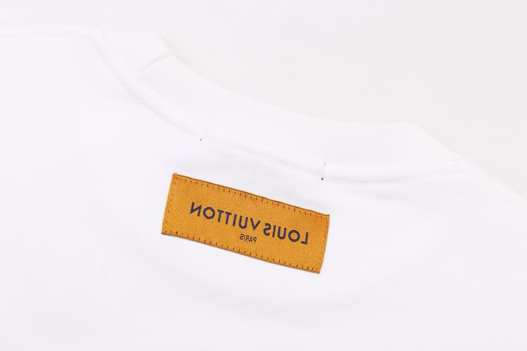 P110
LV 经典人头人像印花卫衣
版本：OS纯原
款号：HB104
· Louis Vuitton圆领卫衣
· 面料经过多次缩水处理真正做到0缩水0起球0变形
· 面料采用420克大毛圈高克重百分百纯棉 
· 完美版型真正做到人人上身皆好看，不论男女不论胖瘦

颜色：白

尺码: S-M-L