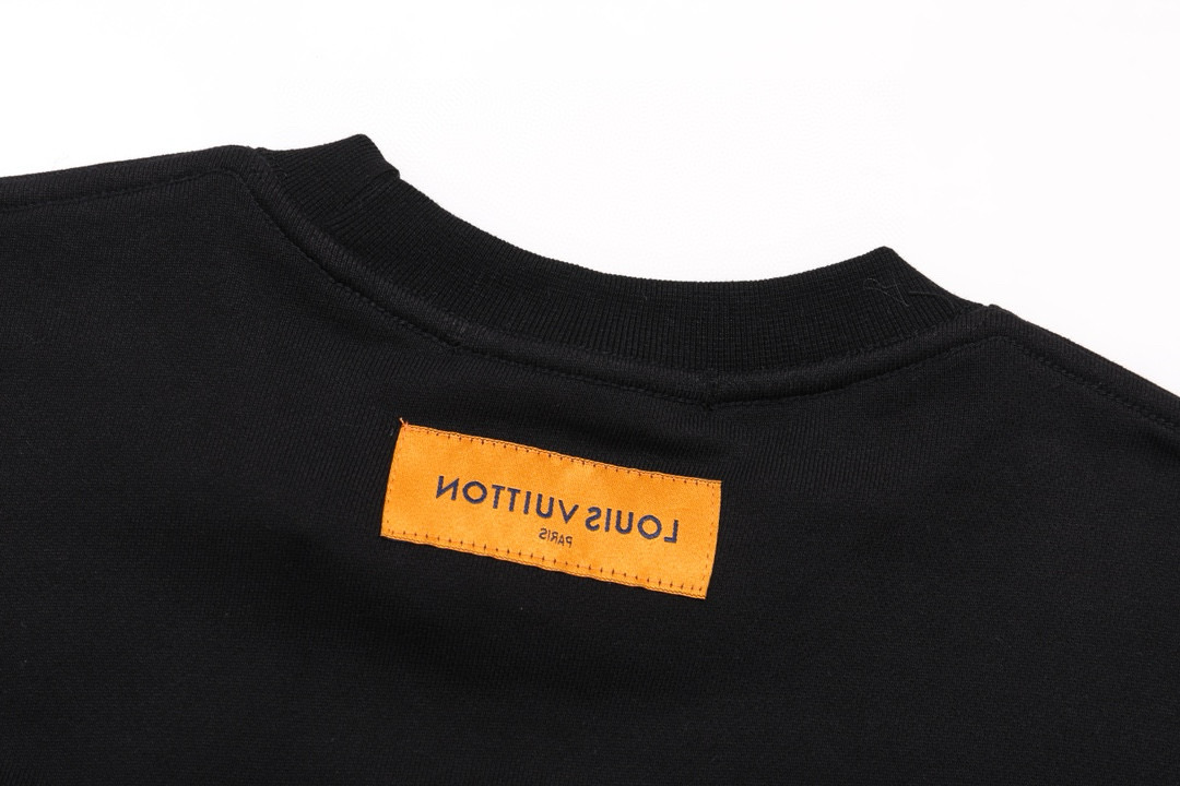 P110
LV 经典球鞋图案印花卫衣
版本：OS纯原
款号：HB120
· Louis Vuitton圆领卫衣
· 面料经过多次缩水处理真正做到0缩水0起球0变形
· 面料采用420克大毛圈高克重百分百纯棉 
· 完美版型真正做到人人上身皆好看，不论男女不论胖瘦

颜色：黑

尺码: S-M-L