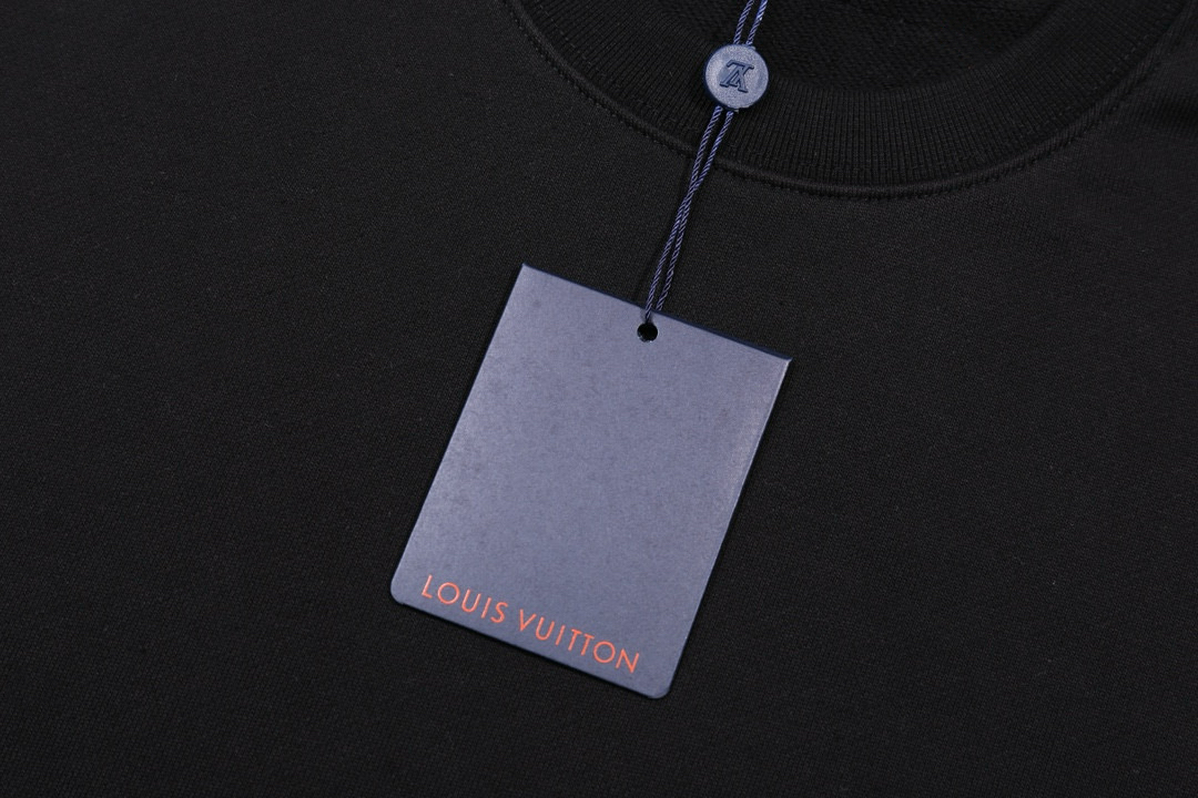 P110
LV 经典球鞋图案印花卫衣
版本：OS纯原
款号：HB120
· Louis Vuitton圆领卫衣
· 面料经过多次缩水处理真正做到0缩水0起球0变形
· 面料采用420克大毛圈高克重百分百纯棉 
· 完美版型真正做到人人上身皆好看，不论男女不论胖瘦

颜色：黑

尺码: S-M-L