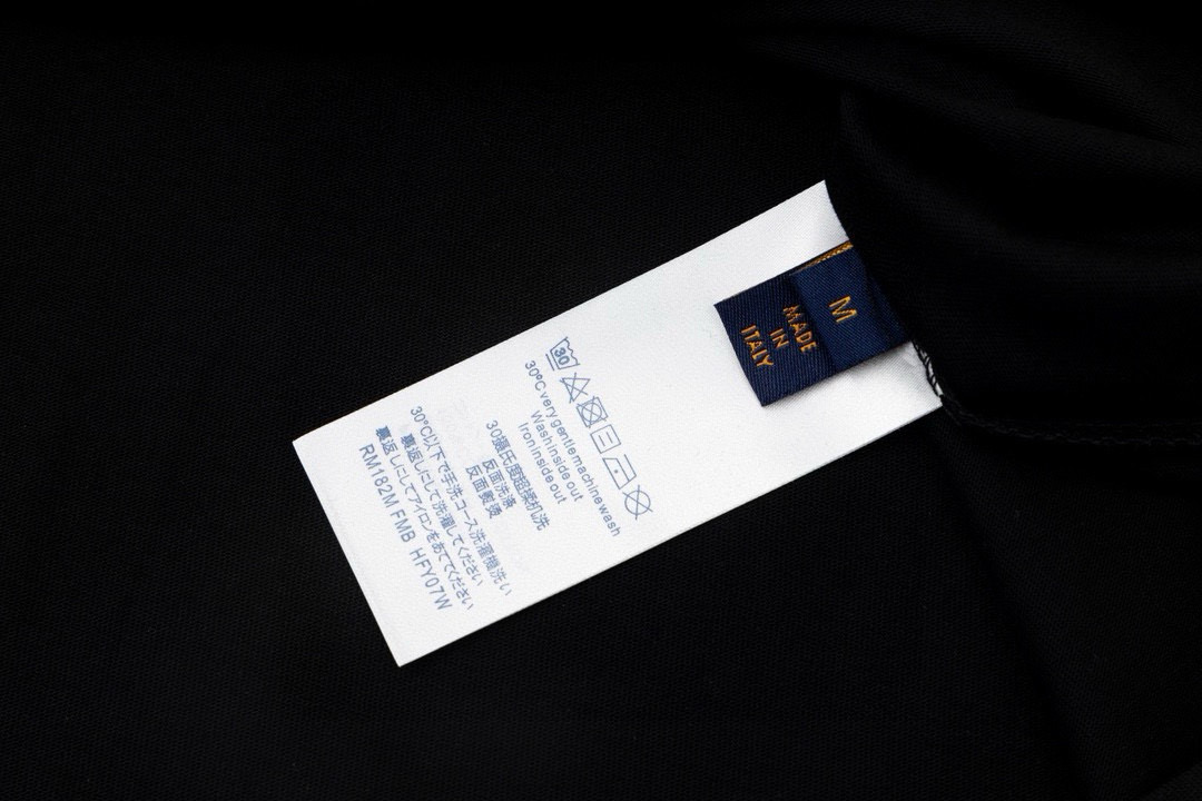P110
LV 经典球鞋图案印花卫衣
版本：OS纯原
款号：HB120
· Louis Vuitton圆领卫衣
· 面料经过多次缩水处理真正做到0缩水0起球0变形
· 面料采用420克大毛圈高克重百分百纯棉 
· 完美版型真正做到人人上身皆好看，不论男女不论胖瘦

颜色：黑

尺码: S-M-L