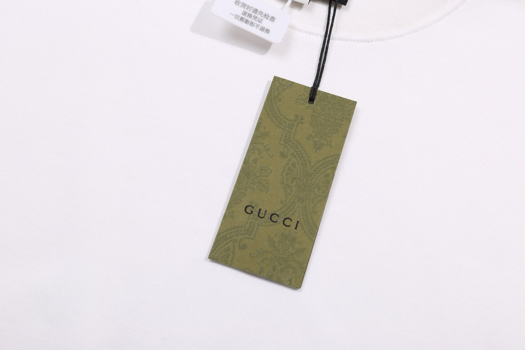 P110
Gucci 经典樱桃印花卫衣
版本：OS纯原
款号：HB156
· 古驰圆领卫衣
· 面料经过多次缩水处理真正做到0缩水0起球0变形
· 面料采用420克大毛圈高克重百分百纯棉 
· 完美版型真正做到人人上身皆好看，不论男女不论胖瘦

颜色：白

尺码: S-M-L