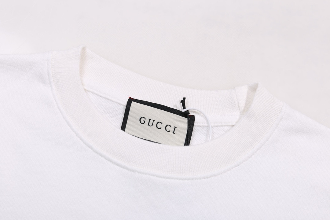 P110
Gucci 经典樱桃印花卫衣
版本：OS纯原
款号：HB156
· 古驰圆领卫衣
· 面料经过多次缩水处理真正做到0缩水0起球0变形
· 面料采用420克大毛圈高克重百分百纯棉 
· 完美版型真正做到人人上身皆好看，不论男女不论胖瘦

颜色：白

尺码: S-M-L
