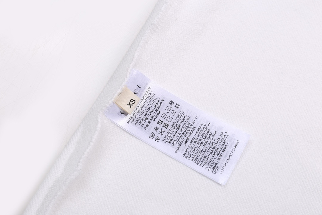 P110
Gucci 经典樱桃印花卫衣
版本：OS纯原
款号：HB156
· 古驰圆领卫衣
· 面料经过多次缩水处理真正做到0缩水0起球0变形
· 面料采用420克大毛圈高克重百分百纯棉 
· 完美版型真正做到人人上身皆好看，不论男女不论胖瘦

颜色：白

尺码: S-M-L