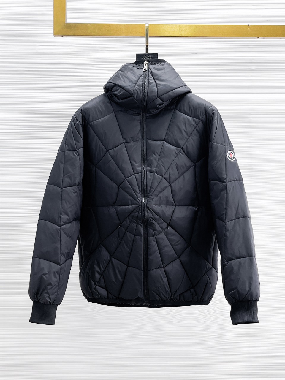 NO:614283,The 2025ss winter new down jacket is complete with all three standards. The new product on the show is in perfect condition. It is comfortable and warm. The color is full and attractive. The design is very outstanding and can easily enhance the sense of fashion. The workmanship is extremely sophisticated and rigorous, and the wiring is neat and meticulous!  A masterpiece from a famous designer!  The upper body does not look bloated and is super handsome!  Available sizes M ~ XXXL,,Moncler,jackets & coats,down jacket,alexander wang19860909蒙口三标齐全 2025ss冬季新款羽绒棉服外套,秀场新品品相非常完美,舒适保暖,色泽饱满诱人,非常出彩的设计,轻松将时髦感进阶,做工极为考究严谨,走线工整细致！大牌设计师巨作！上身不显臃肿、超级帅气！现货码数M ～ XXXL,,Moncler,jackets & coats,down jacket,alexander wang,Men's clothing