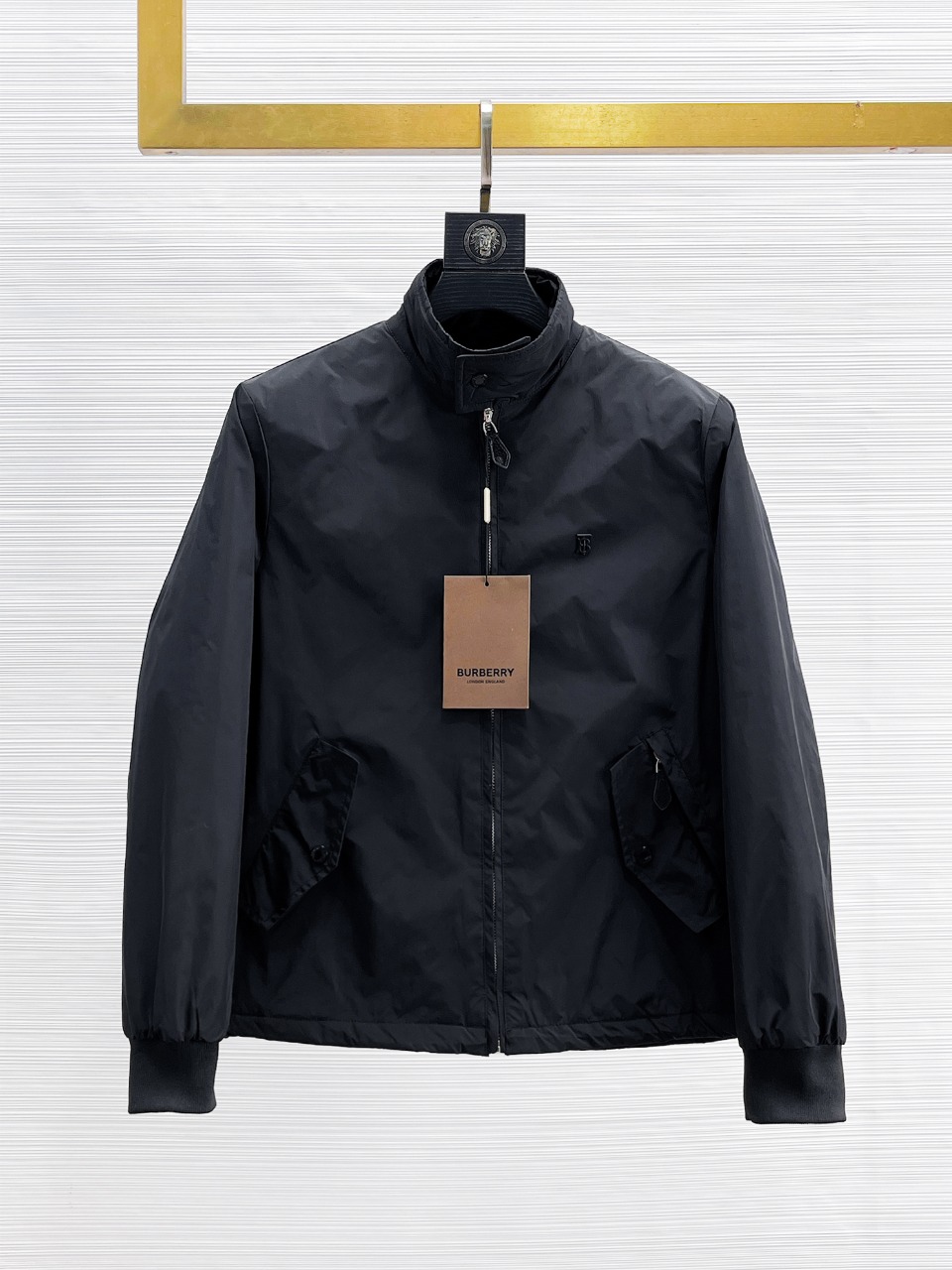 NO:614307,Burberry's new 2025ss winter down jacket with all three standards, the new product on the show is in perfect condition, comfortable and warm, the color is full and attractive, the design is very outstanding, it can easily enhance the fashion sense, the workmanship is extremely sophisticated and rigorous, and the wiring is neat and meticulous!  A masterpiece from a famous designer!  The upper body does not look bloated and is super handsome!  Available sizes M ~ XXXL,,burberry,jackets & coats,down jacket,alexander wang19860909巴宝莉 三标齐全 2025ss冬季新款羽绒棉服外套,秀场新品品相非常完美,舒适保暖,色泽饱满诱人,非常出彩的设计,轻松将时髦感进阶,做工极为考究严谨,走线工整细致！大牌设计师巨作！上身不显臃肿、超级帅气！现货码数M ～ XXXL,,burberry,jackets & coats,down jacket,alexander wang,Men's clothing