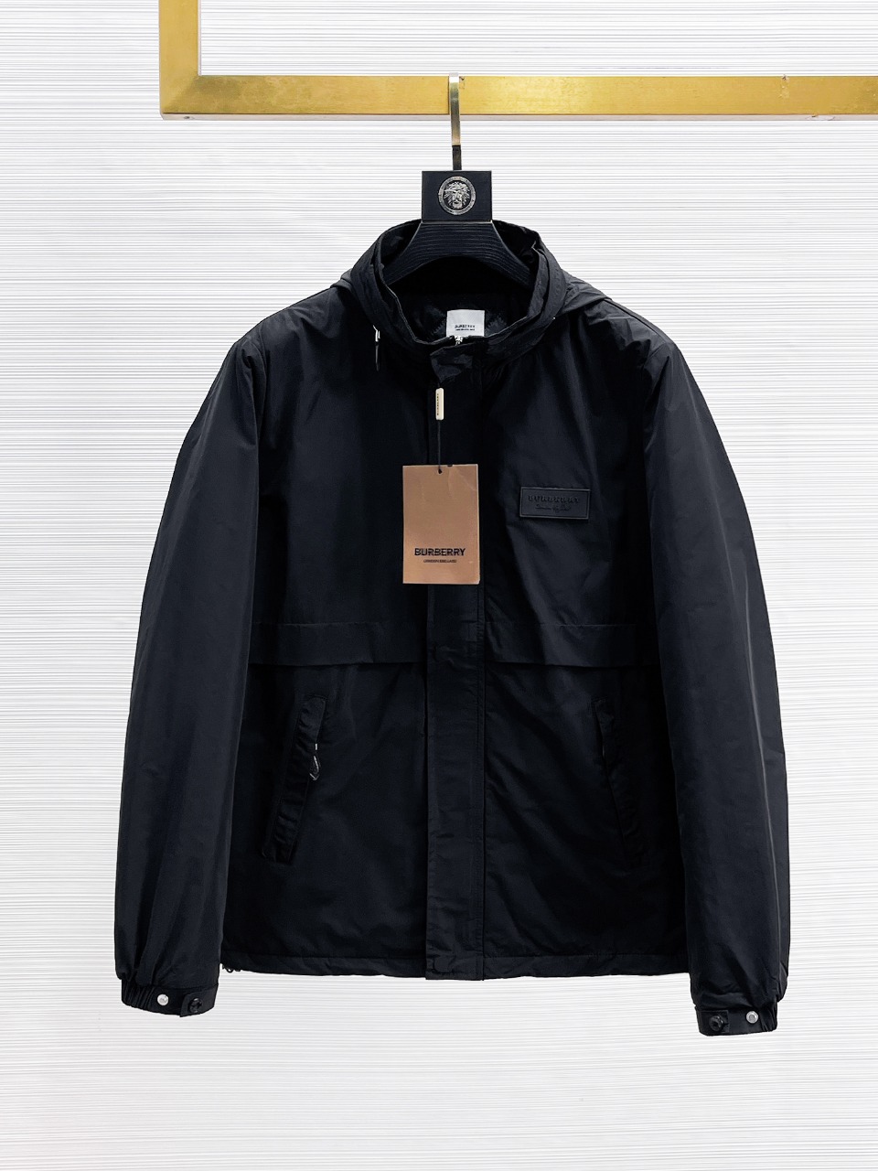 NO:614312,Burberry's new 2025ss winter down jacket with complete three standards, the new product on the show is in perfect condition, comfortable and warm, the color is full and attractive, the very outstanding design can easily enhance the sense of fashion, the workmanship is extremely sophisticated and rigorous, and the wiring is neat and meticulous!  A masterpiece from a famous designer!  The upper body does not look bloated and is super handsome!  Available sizes M ~ XXXL,,burberry,jackets & coats,down jacket,alexander wang19860909巴宝莉三标齐全 2025ss冬季新款羽绒棉服外套,秀场新品品相非常完美,舒适保暖,色泽饱满诱人,非常出彩的设计,轻松将时髦感进阶,做工极为考究严谨,走线工整细致！大牌设计师巨作！上身不显臃肿、超级帅气！现货码数M ～ XXXL,,burberry,jackets & coats,down jacket,alexander wang,Men's clothing