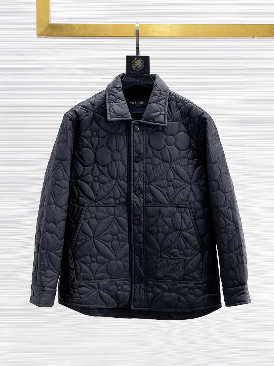 NO:614269,LV three-standard complete 2025ss winter new down jacket, the new product on the show is in perfect condition, comfortable and warm, the color is full and attractive, the design is very outstanding, it can easily enhance the fashion sense, the workmanship is extremely sophisticated and rigorous, and the wiring is neat and meticulous!  A masterpiece from a famous designer!  The upper body does not look bloated and is super handsome!  Available sizes M ~ XXXL,,louis vuitton,jackets & coats,down jacket,alexander wang19860909Lv 三标齐全 2025ss冬季新款羽绒棉服外套,秀场新品品相非常完美,舒适保暖,色泽饱满诱人,非常出彩的设计,轻松将时髦感进阶,做工极为考究严谨,走线工整细致！大牌设计师巨作！上身不显臃肿、超级帅气！现货码数M ～ XXXL,,louis vuitton,jackets & coats,down jacket,alexander wang,Men's clothing