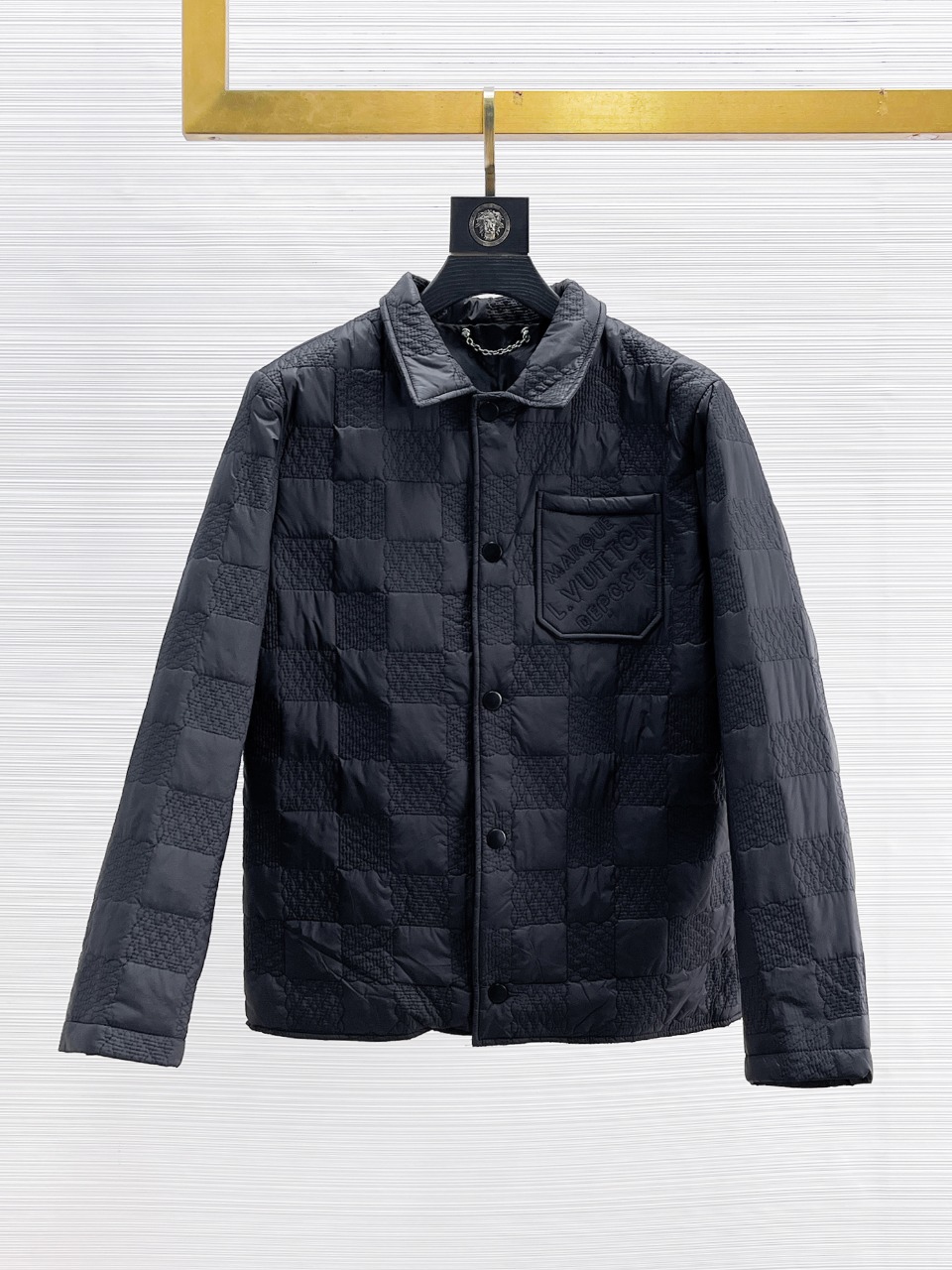 NO:614274,LV three-standard complete 2025ss new winter down jacket, the new product on the show is in perfect condition, comfortable and warm, the color is full and attractive, the design is very brilliant, it can easily enhance the fashion sense, the workmanship is extremely sophisticated and rigorous, and the wiring is neat and meticulous!  A masterpiece from a famous designer!  The upper body does not look bloated and is super handsome!  Available sizes M ~ XXXL,,louis vuitton,jackets & coats,down jacket,alexander wang19860909Lv三标齐全 2025ss冬季新款羽绒棉服外套,秀场新品品相非常完美,舒适保暖,色泽饱满诱人,非常出彩的设计,轻松将时髦感进阶,做工极为考究严谨,走线工整细致！大牌设计师巨作！上身不显臃肿、超级帅气！现货码数M ～ XXXL,,louis vuitton,jackets & coats,down jacket,alexander wang,Men's clothing