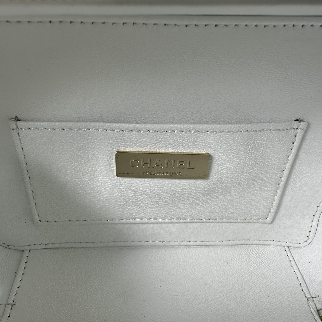 ️CHANE1️24s众人皆醉的相机包AS4817细节做得很是精巧金属材质的镜头盖可以打开整体看会更高级