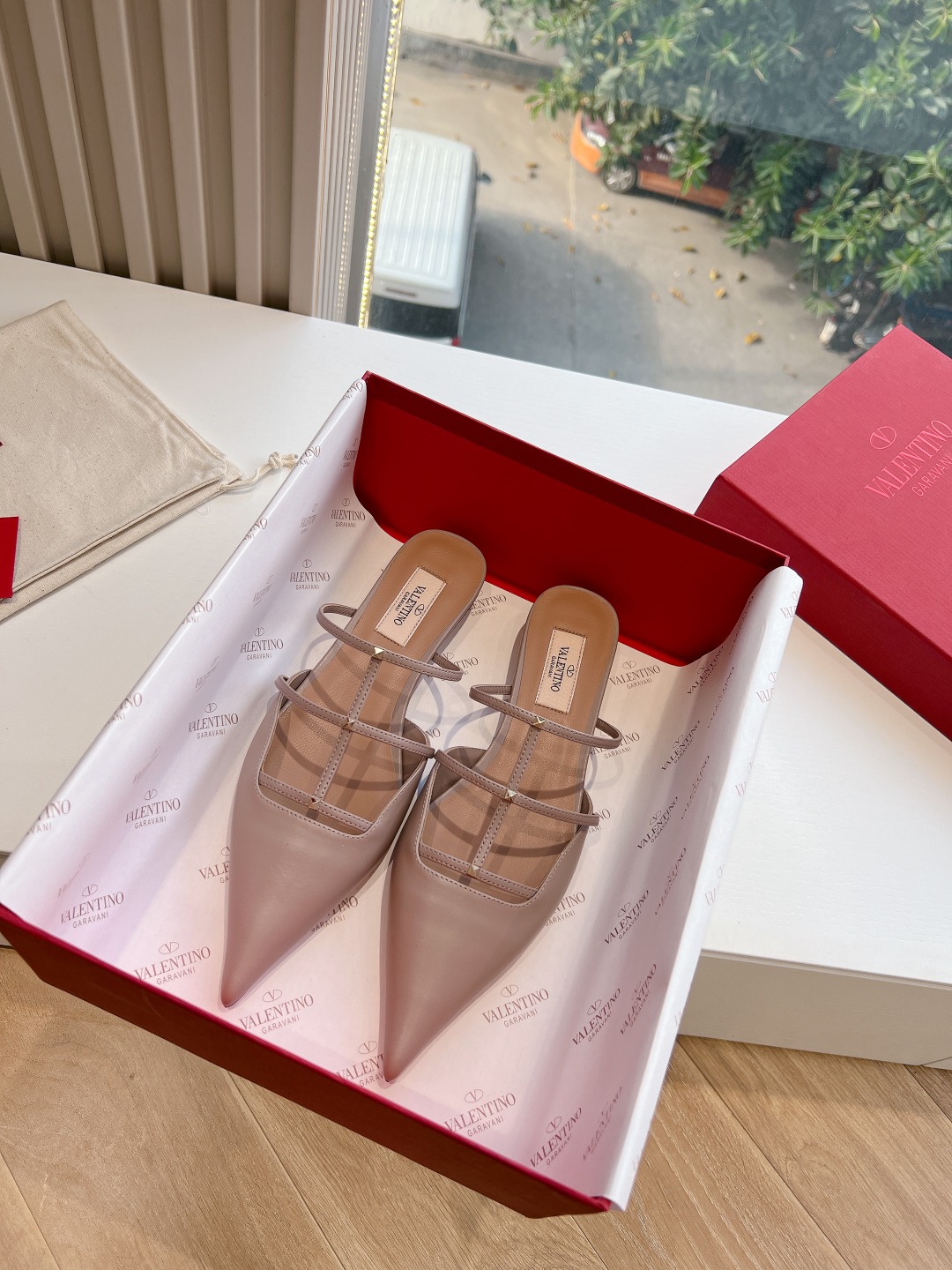 NO:246998,(Top version) Valentino Classic Summer VLOGO SIGNATURE Flat-soled pointed-toe slippers Single shoe shoe with smooth shoe lines. The style is excellent. The style is comfortable to the feet. Increase height. Slimming. Extended leg lines. Exclusive top version ZP development One-to-one shoe material customization. Comfortable to the feet. Increase height. Slimming. Extended leg lines. Extended leg lines. Extended top version ZP development One-to-one shoe material customization. Original cowhide inner lining. Sole heavy craftsmanship leather outsole. Size 35-39 (40.41 customization, no return or replacement), sandals, valentino, sandals, slippers, cowhide, Leather soles19860909（顶级版本） 华伦天奴经典夏VLOGO SIGNATURE平底尖头拖鞋单鞋 鞋型线条流畅.版型超赞上脚舒适.增高.显瘦.拉长腿部线条 独家顶级版 ZP开发 一比一鞋材定制 上脚舒适.增高.显瘦.拉长腿部线条 独家顶级版 ZP开发 一比一鞋材定制 鞋面原版牛皮 内里原版内里 鞋底重工艺真皮大底 尺码35-39 (40.41定制不退不换),凉鞋,valentino,sandals,slippers,cowhide,Leather soles,Women's Shoes