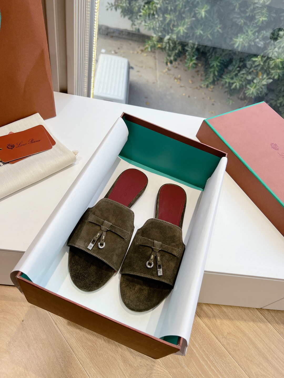 NO:409422,Loro Pian* supplies classic hot lp top versions in stock. British tassel flat slippers are said to be the legend that you won’t be tired of your feet even if you walk 20,000 steps. You will be completely caught by the feeling of your feet. The minimalist design is eye-catching and durable, and the extra points for outfits. The soft foot feel is outstanding, and it won’t be worn out if you don’t grind your feet. It’s nice to match it with soft and glutinous soles. It’s not tiring to wear it for a long time. Who can refuse a pair of versatile and beautiful looks. It’s just too temperament. The feel and texture of your feet are both long and tiring. The main one is just right!  Material deer leather / inner water dyed beef lining midsole cowhide midsole, large sole original single leather sole, size number for women 34-41 (34.40-42 customization, no return or replacement) This model only changes the code, slippers, loro piana, loro piana, slippers, cowhide19860909Loro Pian*现货供应经典爆款lp顶级版本 英伦流苏平底拖鞋原来这就是传说走两万步都不会累脚的颜值和脚感都拿捏住了,上脚一走就会被彻底沦陷～极简的设计吸睛耐看,穿搭加分项呀 软乎乎的脚感质感出众,不会磨脚就很nice搭配软软糯糯的鞋底,日常通行久穿不累哦 谁能拒绝得了一双百搭又好看的简直不要太气质,脚感和质感都拿捏,关键是显腿长不累脚,主打的就是一个刚刚好！ 材质鹿皮/ 内里水染牛里 中底牛皮中底 大底原单真皮底 码数女码34-41（34.40-42定制不退不换）此款只换码,拖鞋,loro piana,loro piana,slippers,cowhide,Women's Shoes