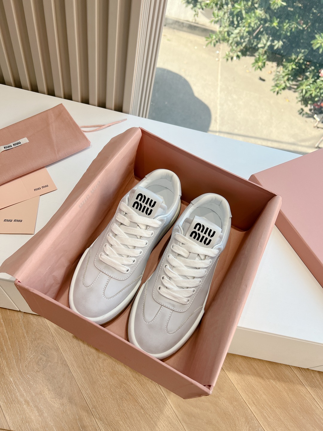 NO:441539,G08 AmiuMIU Miu Miujia Chun style genuine leather lace-up thick sole shoes, lace-up thick sole shoes casual height-enhancing and versatile trendy white trendy shoes for women. The new 'comfort really makes people feel melted, the overall shoe shape is delicate and not bulky, square toe 'Upper: Original inner lining: sheepskin lining, original molded sole size 35~39 (40 customized, no return or exchange), casual shoes/sports shoes, miumiu, sneakers, sheepskin19860909G08阿miuMIU缪缪家春款真皮系带厚底板鞋 系带厚底鞋休闲增高百搭潮小白潮鞋女 新出的‘舒适度真的让人一整个心都融化鞋型整体都狠秀气不笨重、方头 ’鞋面: 原版 内里:羊皮内里 大底原版开模鞋底 码数35~39 (40订做不退换),休闲鞋/运动鞋,miumiu,sneakers,sheepskin,Women's Shoes