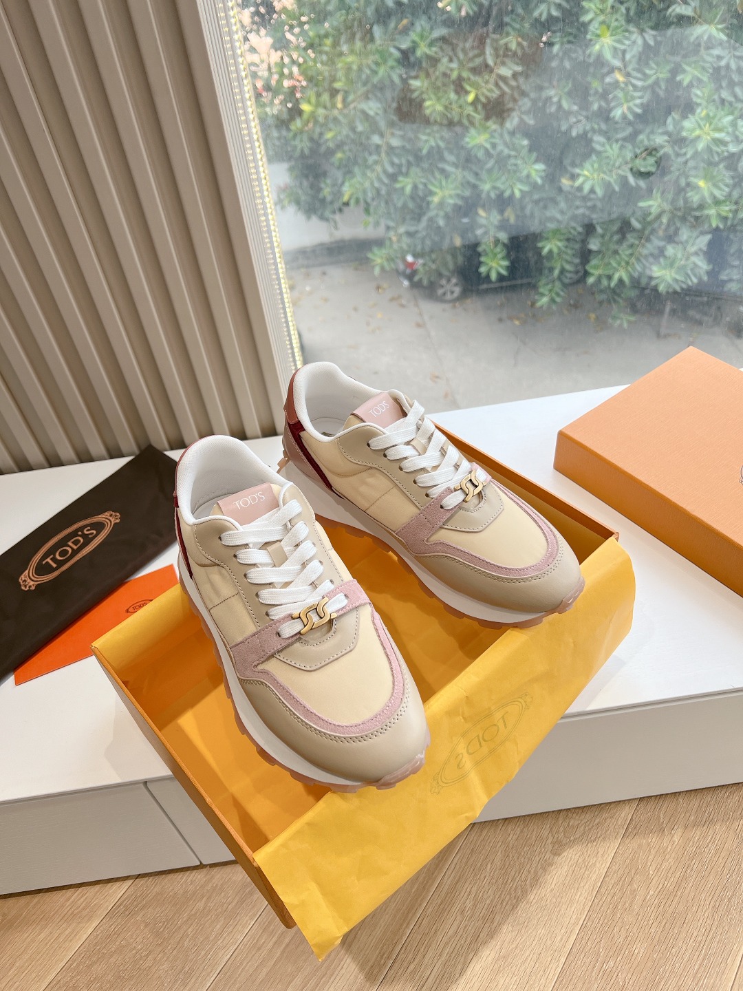 TODS Tombane Classics: Stylish Calfskin Shoes for Daily Commuters - 图片 1