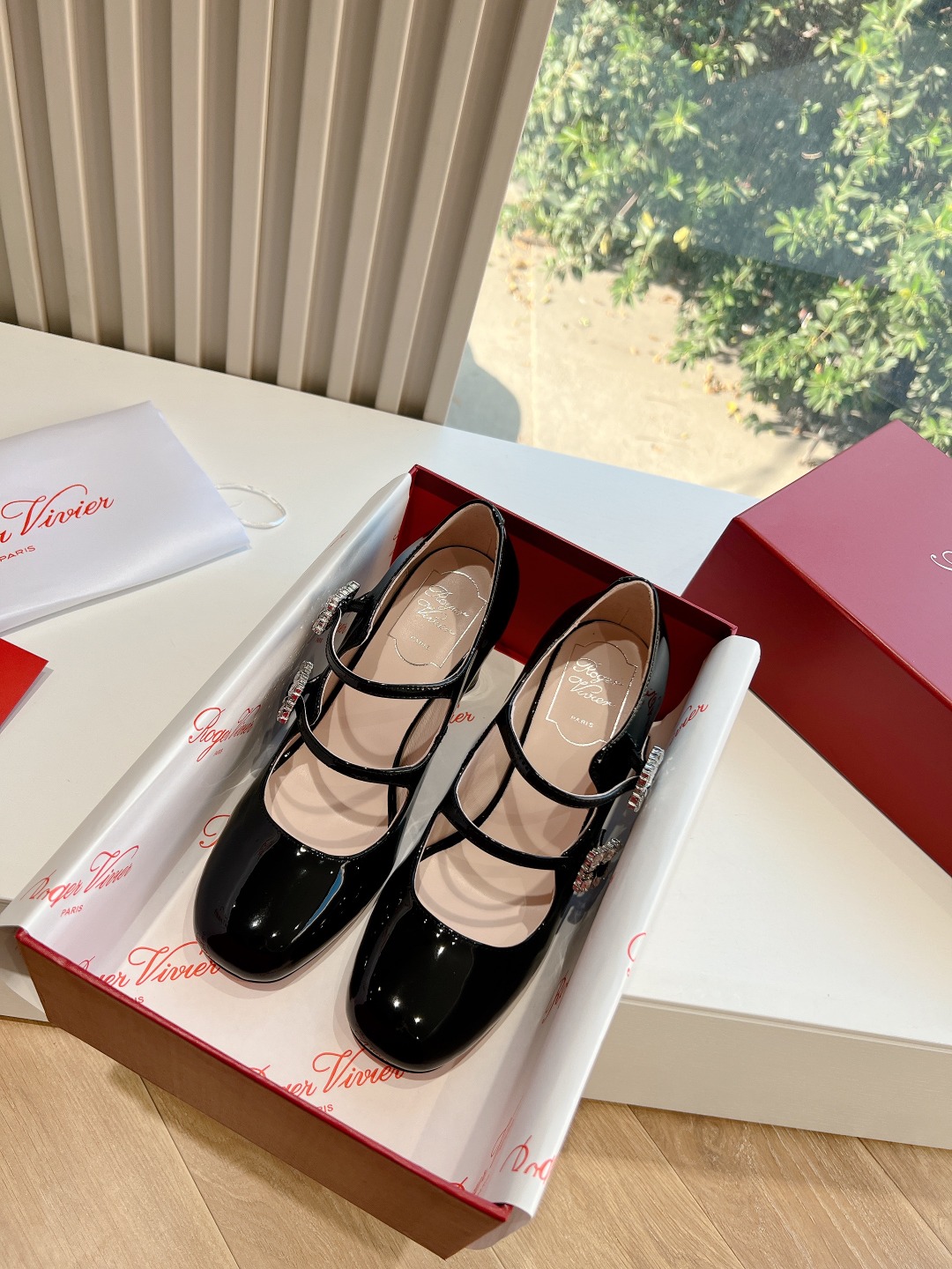 NO:235357,Batch * RV25 latest series double diamond buckle white C-position diamond buckle Mary Zhen single shoes!  French retro feel is so charming at first glance, it looks white and elegant. Whether it is matched with skirts or jeans, it is feminine. The small thick heels with steady walking can also increase the height and make the legs look longer. Ballet shoes continue the essence of elegance and convey passionate love. Everyone loves double diamond buckle sandals. Meeting everyone's needs. The beautiful and charming soft leather with classic and generous buckles easily presents the romantic summer style hidden in full red heart, and is full of love (all RV series are available!) Material: original cowhide (two heights, order notes) imported sheepskin inside, hardware original Swarlow double rhinestones, original leather outsole size 34-40 (customized by 34/40), Mary, sandals, mary  jane skirts jeans cowhide sheepskin Leather soles19860909批 * RV25最新款系列双钻扣显白c位钻扣玛丽珍单鞋！法式复古感好迷人一眼就相中,显白又显优雅气质~无论是搭配裙装还是牛仔裤都hin有女人味~带的小粗跟走路稳稳的还能增高显腿长芭蕾舞鞋 延续优雅精髓,传递炙热爱意~双钻扣凉鞋大家爱不释手.满足大家需求 一贯vivi家唯美动人柔软皮革搭配经典大方扣轻松呈现夏日浪漫风情暗藏饱满红心,步步浓情四溢（RV全系列都有！） 材质:原版牛皮（两种高度,下单备注） 内里进口羊皮里 五金原版施华洛双水钻 鞋底原版真皮大底 码数34-40（ 34/40定制）,玛丽珍,sandals,mary jane,skirts,jeans,cowhide,sheepskin,Leather soles,Women's Shoes