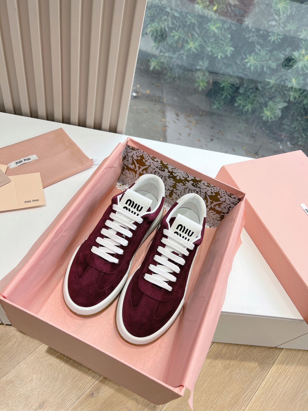 NO:441547,G08 AmiuMIU Miu Miu family spring style Amiu family genuine leather lace-up thick sole shoes, lace-up thick sole shoes casual height-enhancing and versatile trendy white trendy shoes for women. The new 'comfort really makes people feel melted, the overall shoe shape is delicate and not bulky, square toe 'upper: original inner lining: sheepskin inner lining, large sole original molded sole size 35~39 (40 customized, no return or exchange), casual shoes/sports shoes, miumiu, sneakers, sheepskin19860909G08阿miuMIU缪缪家春款阿miu家真皮系带厚底板鞋 系带厚底鞋休闲增高百搭潮小白潮鞋女 新出的‘舒适度真的让人一整个心都融化鞋型整体都狠秀气不笨重、方头 ’鞋面: 原版 内里:羊皮内里 大底原版开模鞋底 码数35~39 (40订做不退换),休闲鞋/运动鞋,miumiu,sneakers,sheepskin,Women's Shoes