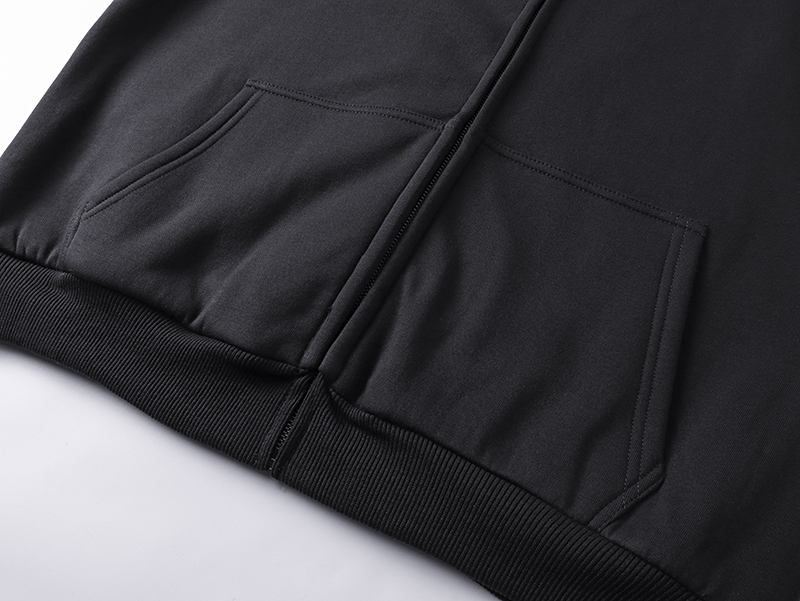 T3# P135
yeezy×gap×balenciaga侃爷三方联名双层拉链卫衣外套
整件衣服双层设计，克数偏重，双层面料，内衬做了280克平纹，外布做了400克卫衣布。
/衣身偏短 短宽短宽的版型
/定制ykk拉链
/原包装简陋 包装定制了yeezy包装
黑色 藏青色 水泥灰 卡其色 
S M L XL
