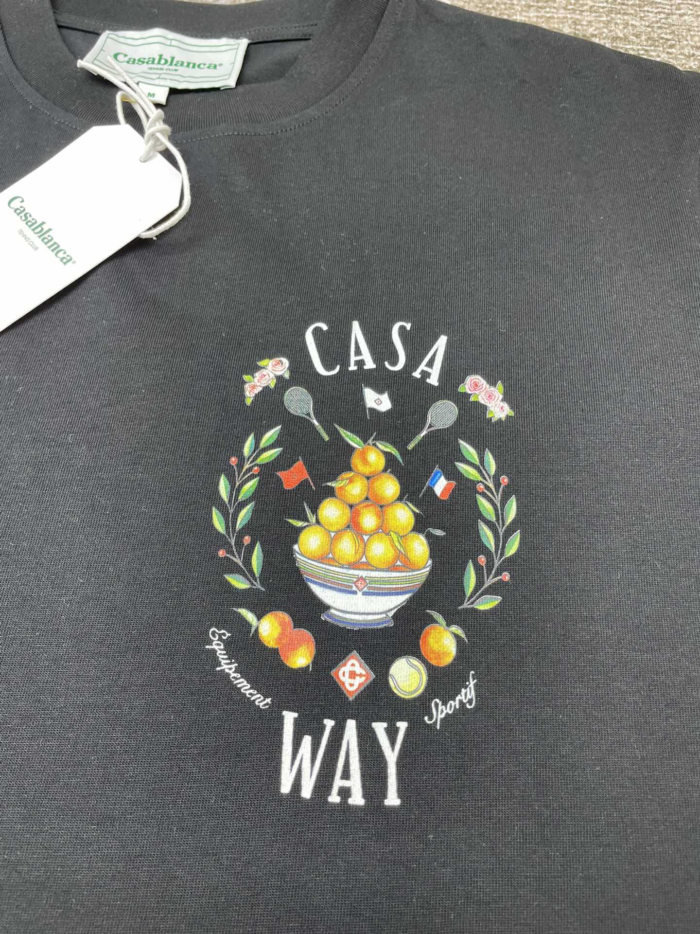 💴75
CASABLANCA短袖T恤                                                                                                        原版开发 采用250克高密度双纱纯棉面料 上身柔软舒适
进口设备 原版印花 色彩鲜艳清晰 
国内一线品牌代工厂代工 做工无可挑剔