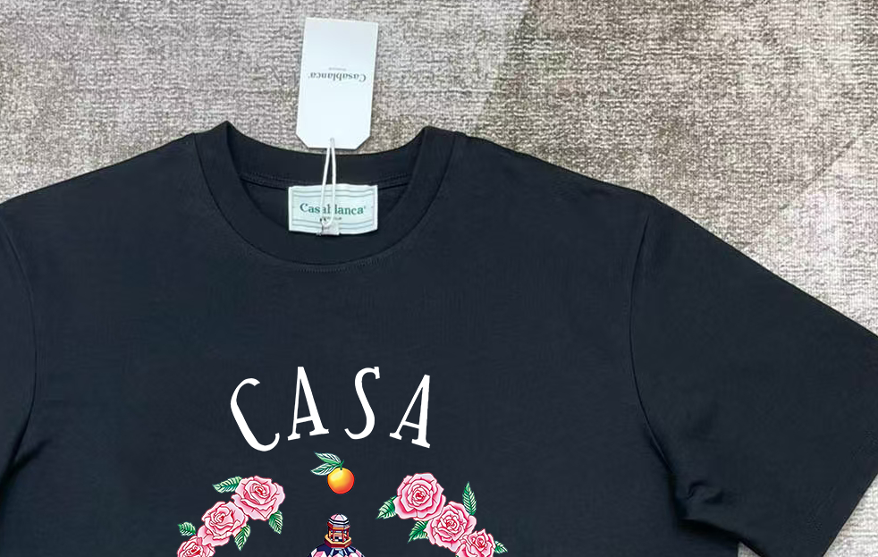💴75
CASABLANCA短袖T恤                                                                                                        原版开发 采用250克高密度双纱纯棉面料 上身柔软舒适
进口设备 原版印花 色彩鲜艳清晰 
国内一线品牌代工厂代工 做工无可挑剔