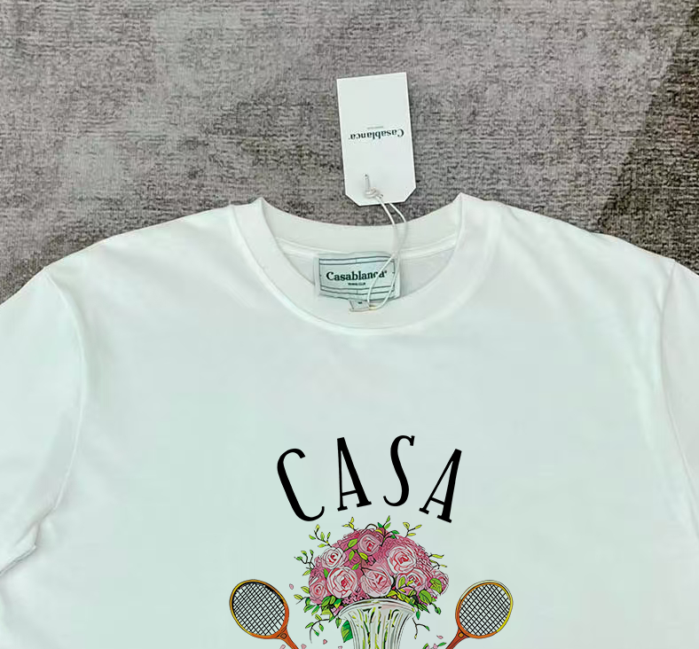 💴75
CASABLANCA短袖T恤                                                                                                        原版开发 采用250克高密度双纱纯棉面料 上身柔软舒适
进口设备 原版印花 色彩鲜艳清晰 
国内一线品牌代工厂代工 做工无可挑剔