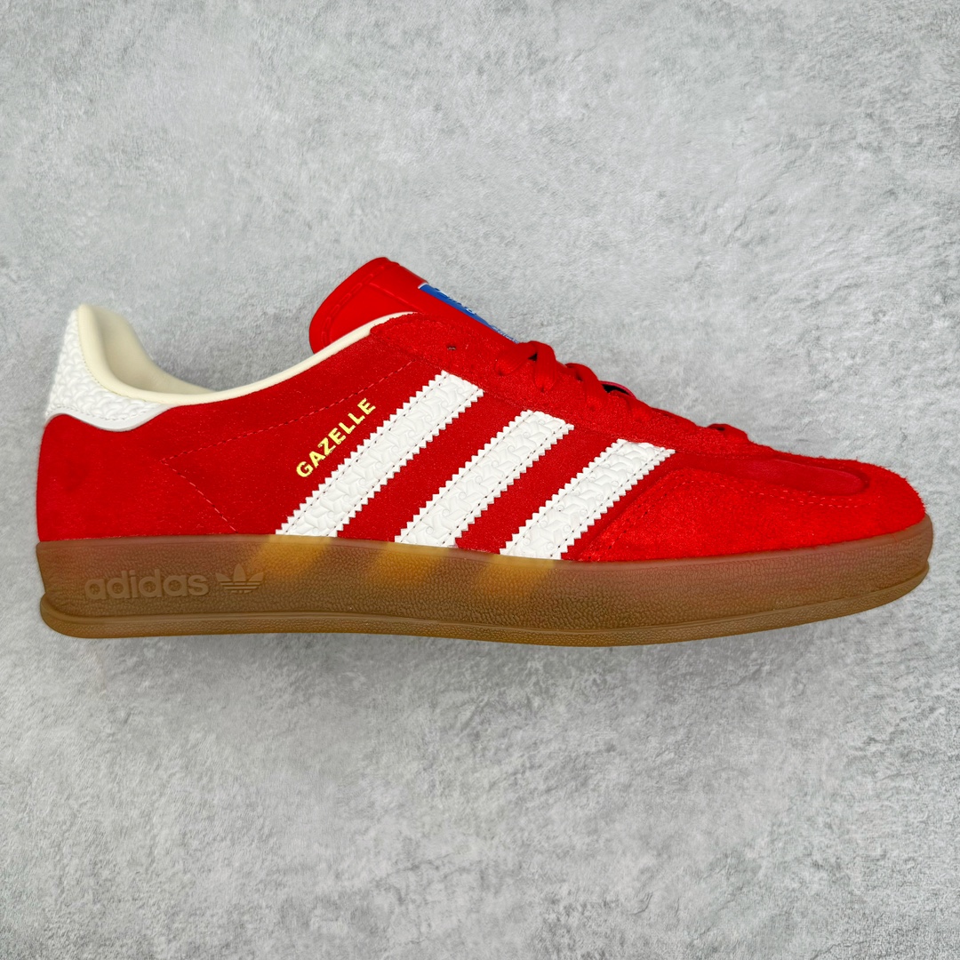 图片[9]-＃KZ神版特价 AD Original Gazelle Indoor Trainers 瞪羚室内鞋系列低帮复古百搭休闲运动德训风板鞋 独家前帮工艺加持 全套原纸板楦头开发 每道工序同步公司流程 确保原汁原味 完美呈现原鞋版型 原厂高频磨具加持 精准内部资源对接 Logo字体百分百还原 原厂特供纳米纤维板 区别市面劣质纸板中底 原厂海玻璃鞋垫 中置乳胶足弓支撑垫 正确3/2横条宽版背胶 一比一鞋头弧度高度鞋身弧度 烫金亮度高频深浅同步原鞋 独家私模最大47.5 半透明橡胶大底 原厂定制长毛翻毛皮组合环保纤维革鞋面 原厂港宝加持定型后跟R度完美 原厂高频磨具加持 Logo字体 凹凸明显 轮廓分明 描漆定位精准 三道杠为尖角45°锯齿状 高频立体感很强 区别圆形锯齿 已最大程度还原公司 欢迎对比 将复古进行到底 简约流畅 三十年不变经典 这款Gazelle运动鞋 无论面料、配色、质感或设计 都只在重现其1991年原款的经典 皮革鞋面 撞色三条纹和鞋跟标的设计 力求呈现90年代的经典复古风潮 Samba火热的同时 也带动了其它的复古鞋型 Gazelle便是其中一只 Gazelle Indoor拥有包边更宽的T字型鞋头 更好的保护运动员的前掌 浓浓的复古氛围感 非常适合现在流行的Cleanfit风格 尺码：35.5 36 36.5 37 38 38.5 39 40 40.5 41 42 42.5 43 44 44.5 45 46 47.5-选品中心