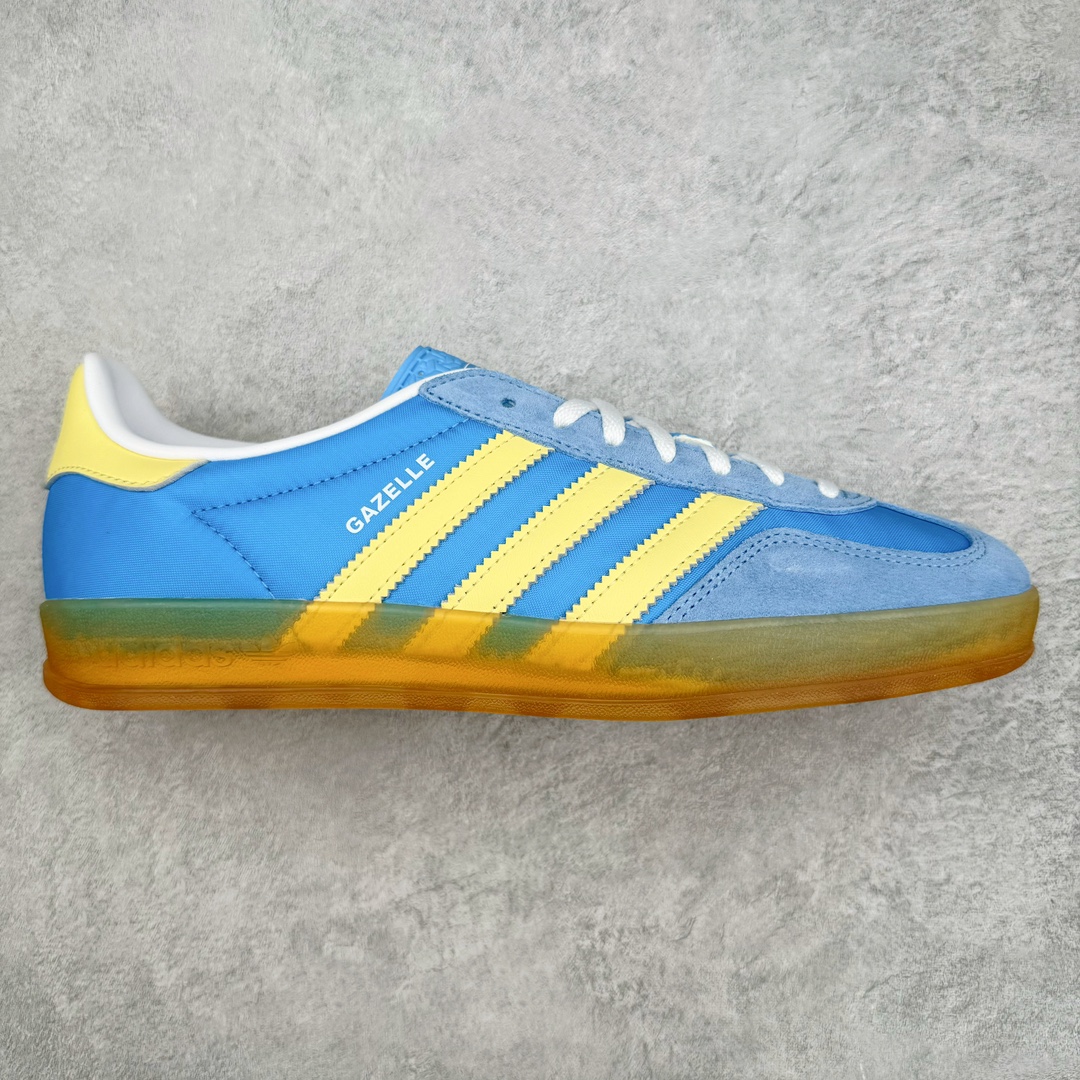 图片[10]-＃KZ神版特价 AD Original Gazelle Indoor Trainers 瞪羚室内鞋系列低帮复古百搭休闲运动德训风板鞋 独家前帮工艺加持 全套原纸板楦头开发 每道工序同步公司流程 确保原汁原味 完美呈现原鞋版型 原厂高频磨具加持 精准内部资源对接 Logo字体百分百还原 原厂特供纳米纤维板 区别市面劣质纸板中底 原厂海玻璃鞋垫 中置乳胶足弓支撑垫 正确3/2横条宽版背胶 一比一鞋头弧度高度鞋身弧度 烫金亮度高频深浅同步原鞋 独家私模最大47.5 半透明橡胶大底 原厂定制长毛翻毛皮组合环保纤维革鞋面 原厂港宝加持定型后跟R度完美 原厂高频磨具加持 Logo字体 凹凸明显 轮廓分明 描漆定位精准 三道杠为尖角45°锯齿状 高频立体感很强 区别圆形锯齿 已最大程度还原公司 欢迎对比 将复古进行到底 简约流畅 三十年不变经典 这款Gazelle运动鞋 无论面料、配色、质感或设计 都只在重现其1991年原款的经典 皮革鞋面 撞色三条纹和鞋跟标的设计 力求呈现90年代的经典复古风潮 Samba火热的同时 也带动了其它的复古鞋型 Gazelle便是其中一只 Gazelle Indoor拥有包边更宽的T字型鞋头 更好的保护运动员的前掌 浓浓的复古氛围感 非常适合现在流行的Cleanfit风格 尺码：35.5 36 36.5 37 38 38.5 39 40 40.5 41 42 42.5 43 44 44.5 45 46 47.5-选品中心