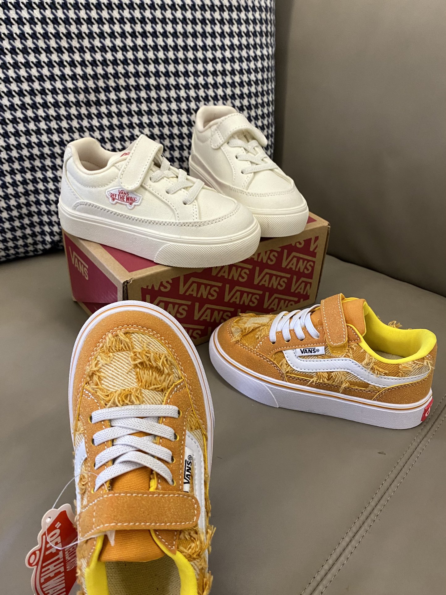 原图直出🌟 鞋面采用优质帆布面料，打理超级方便🤟🏻 整双鞋子非常轻巧柔软透气💨魔术贴设计穿脱方便😻橡胶耐磨防滑大底，脚感超舒服-选品中心