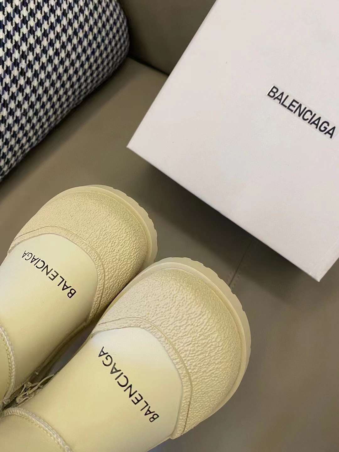 图片[3]-贩卖温暖🧡冬季必买 BALENCIAGA雪地靴童鞋🧸 橡胶包头，防踢护趾🦶🏻 柔软小牛皮🐂内敛有型 内里皮毛一体，质地柔软细腻 橡胶大底，轻松舒适🚶‍♀️行走稳固 怕冷星人冬天必备！！ 踩地量脚长残照尺码表选码！-选品中心