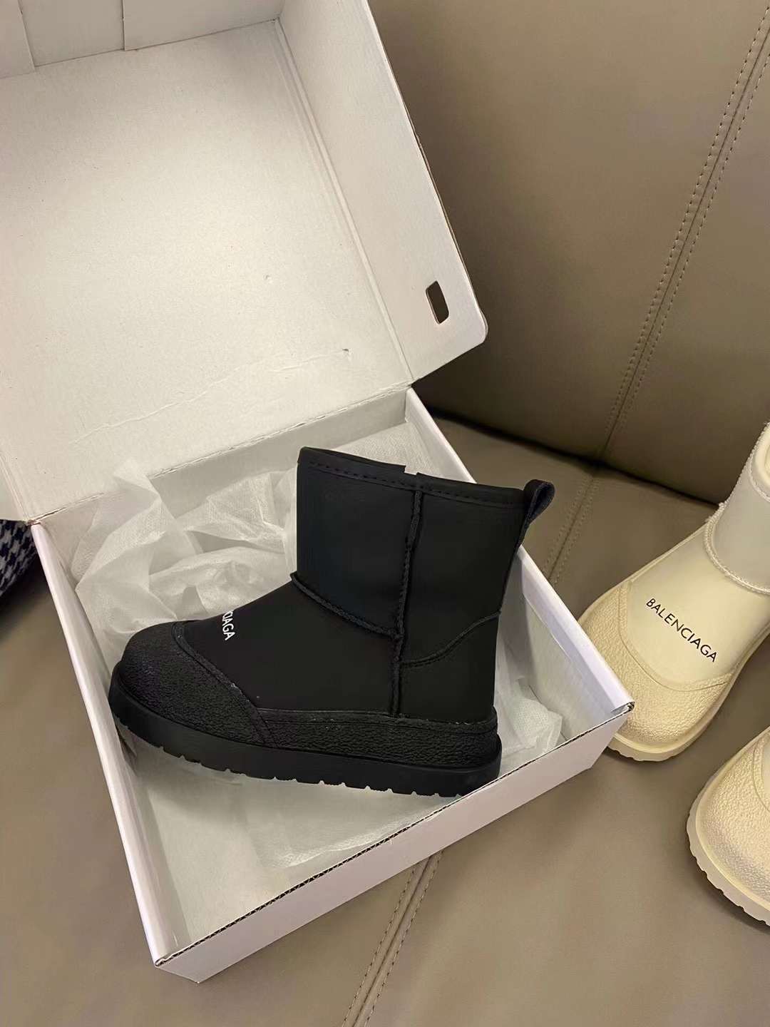 图片[2]-贩卖温暖🧡冬季必买 BALENCIAGA雪地靴童鞋🧸 橡胶包头，防踢护趾🦶🏻 柔软小牛皮🐂内敛有型 内里皮毛一体，质地柔软细腻 橡胶大底，轻松舒适🚶‍♀️行走稳固 怕冷星人冬天必备！！ 踩地量脚长残照尺码表选码！-选品中心