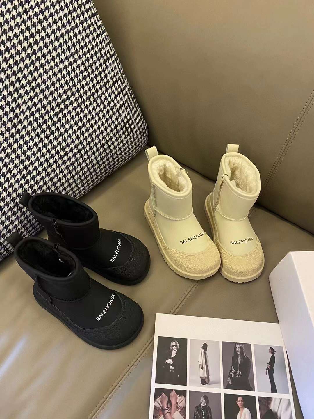 贩卖温暖🧡冬季必买 BALENCIAGA雪地靴童鞋🧸 橡胶包头,防踢护趾🦶🏻 柔软小牛皮🐂内敛有型 内里皮毛一体,质地柔软细腻 橡胶大底,轻松舒适🚶♀️行走稳固 怕冷星人冬天必备!! 踩地量脚长残照尺码表选码!-选品中心