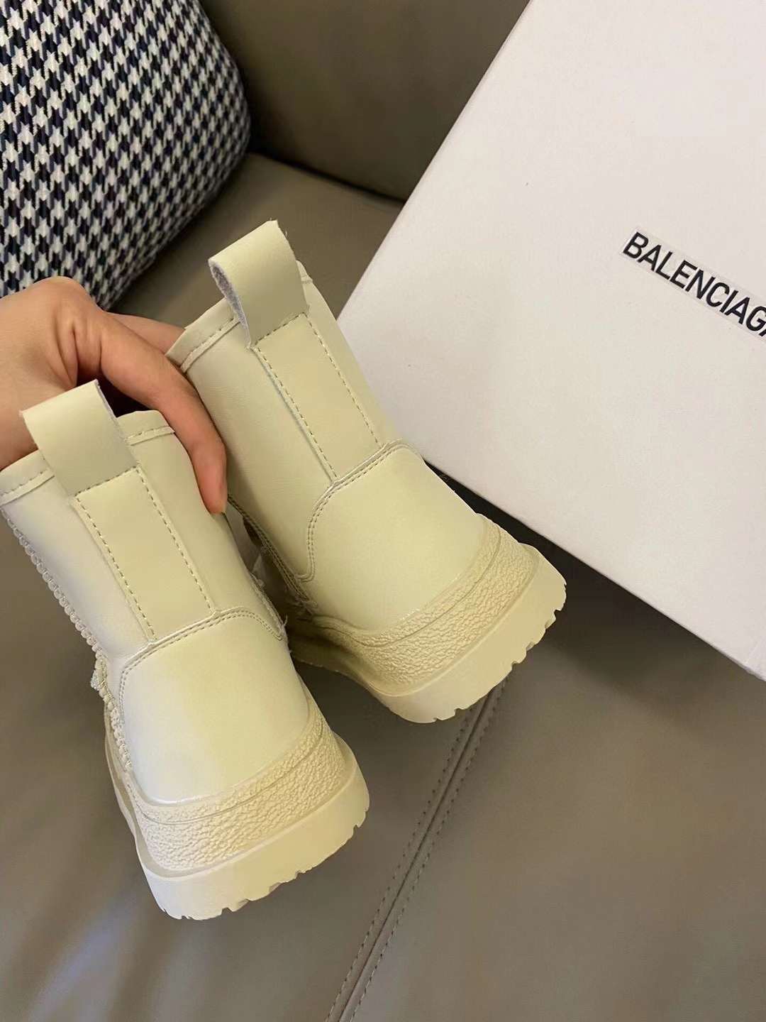 图片[4]-贩卖温暖🧡冬季必买 BALENCIAGA雪地靴童鞋🧸 橡胶包头，防踢护趾🦶🏻 柔软小牛皮🐂内敛有型 内里皮毛一体，质地柔软细腻 橡胶大底，轻松舒适🚶‍♀️行走稳固 怕冷星人冬天必备！！ 踩地量脚长残照尺码表选码！-选品中心