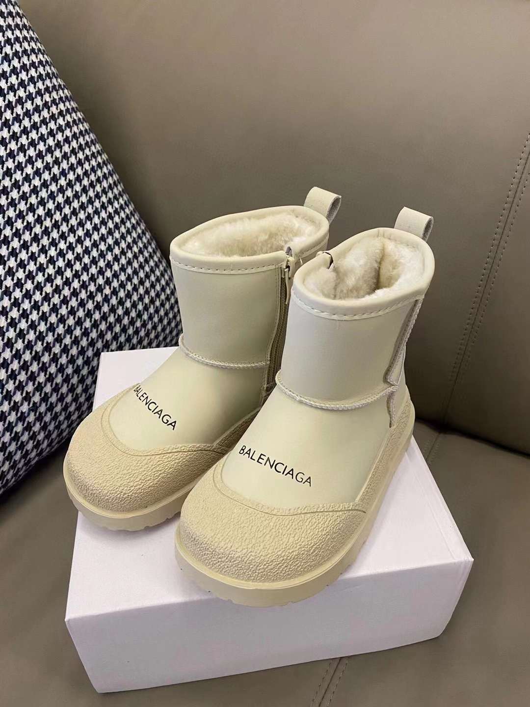图片[6]-贩卖温暖🧡冬季必买 BALENCIAGA雪地靴童鞋🧸 橡胶包头，防踢护趾🦶🏻 柔软小牛皮🐂内敛有型 内里皮毛一体，质地柔软细腻 橡胶大底，轻松舒适🚶‍♀️行走稳固 怕冷星人冬天必备！！ 踩地量脚长残照尺码表选码！-选品中心