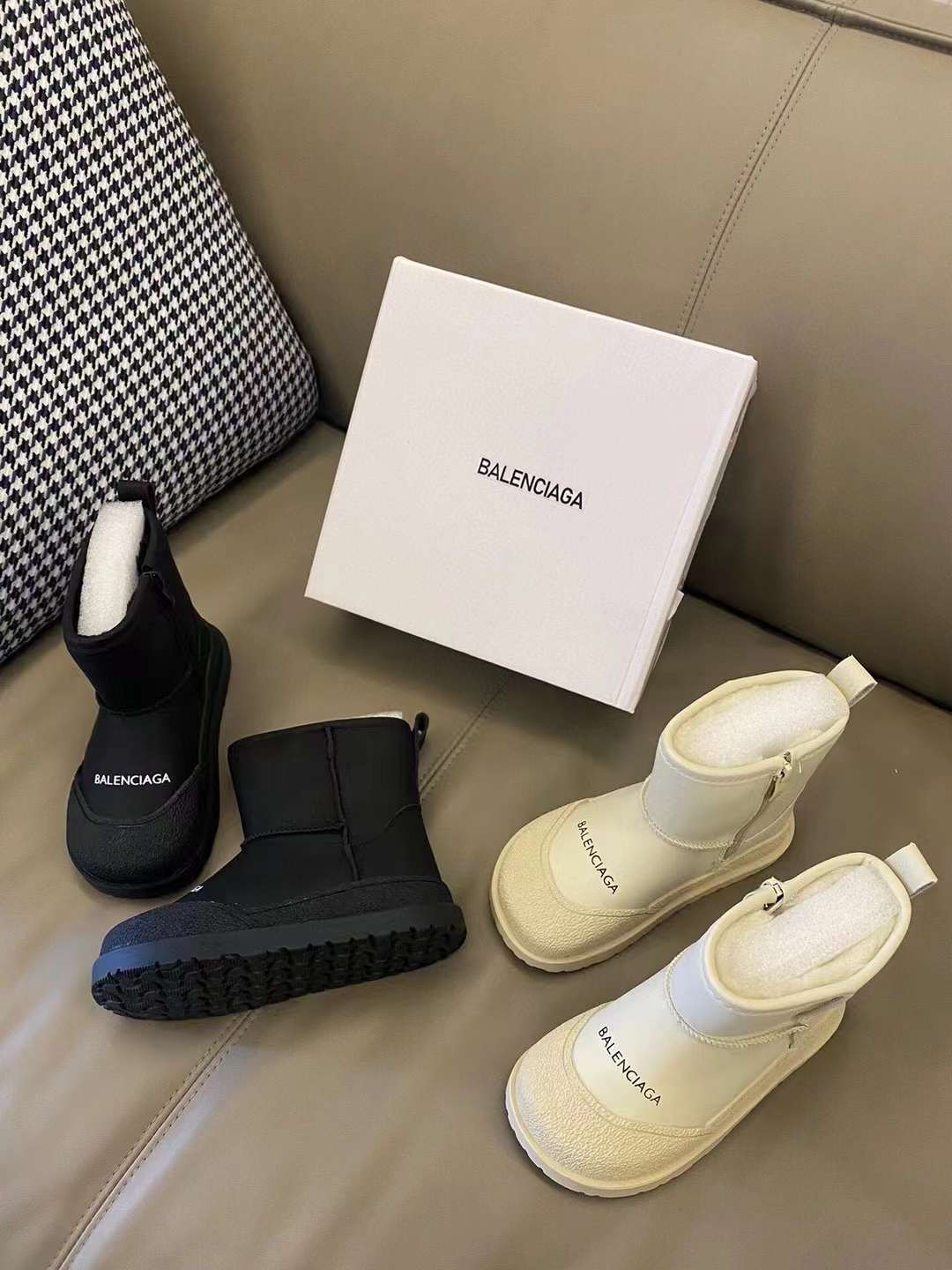 图片[5]-贩卖温暖🧡冬季必买 BALENCIAGA雪地靴童鞋🧸 橡胶包头，防踢护趾🦶🏻 柔软小牛皮🐂内敛有型 内里皮毛一体，质地柔软细腻 橡胶大底，轻松舒适🚶‍♀️行走稳固 怕冷星人冬天必备！！ 踩地量脚长残照尺码表选码！-选品中心