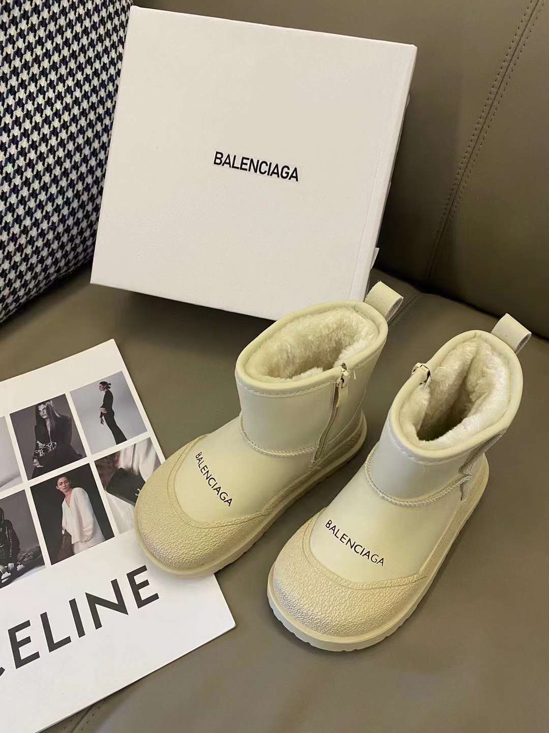 图片[7]-贩卖温暖🧡冬季必买 BALENCIAGA雪地靴童鞋🧸 橡胶包头，防踢护趾🦶🏻 柔软小牛皮🐂内敛有型 内里皮毛一体，质地柔软细腻 橡胶大底，轻松舒适🚶‍♀️行走稳固 怕冷星人冬天必备！！ 踩地量脚长残照尺码表选码！-选品中心