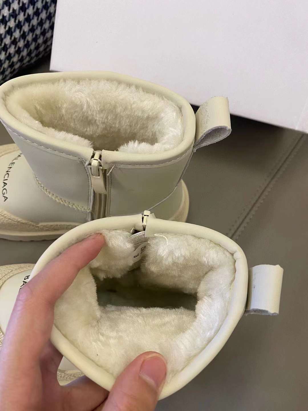 图片[8]-贩卖温暖🧡冬季必买 BALENCIAGA雪地靴童鞋🧸 橡胶包头，防踢护趾🦶🏻 柔软小牛皮🐂内敛有型 内里皮毛一体，质地柔软细腻 橡胶大底，轻松舒适🚶‍♀️行走稳固 怕冷星人冬天必备！！ 踩地量脚长残照尺码表选码！-选品中心