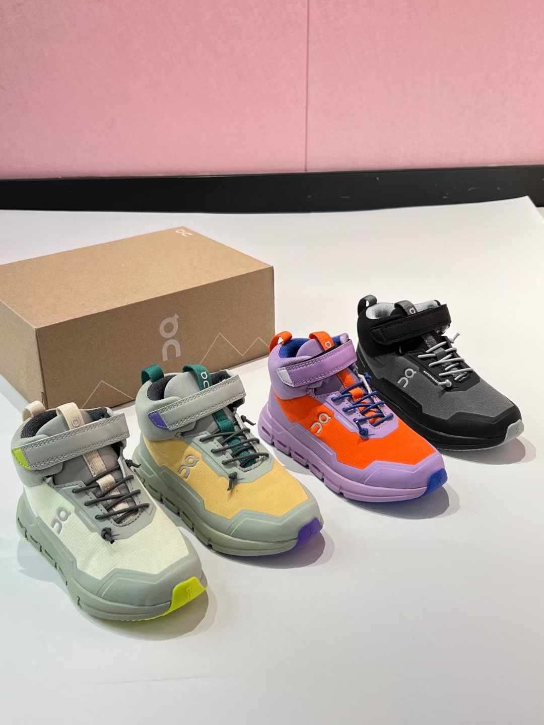 图片[2]-昂跑秋冬新款中帮儿童运动鞋 尺码：26-37码 小众的昂跑系列On🔥 超轻超软的云朵大底 魔术贴➕松紧带设计，穿脱超方便✌🏻 中帮款式，保护稚嫩脚踝🦶 橡胶耐磨防滑大底，脚感不言而喻☁️-选品中心