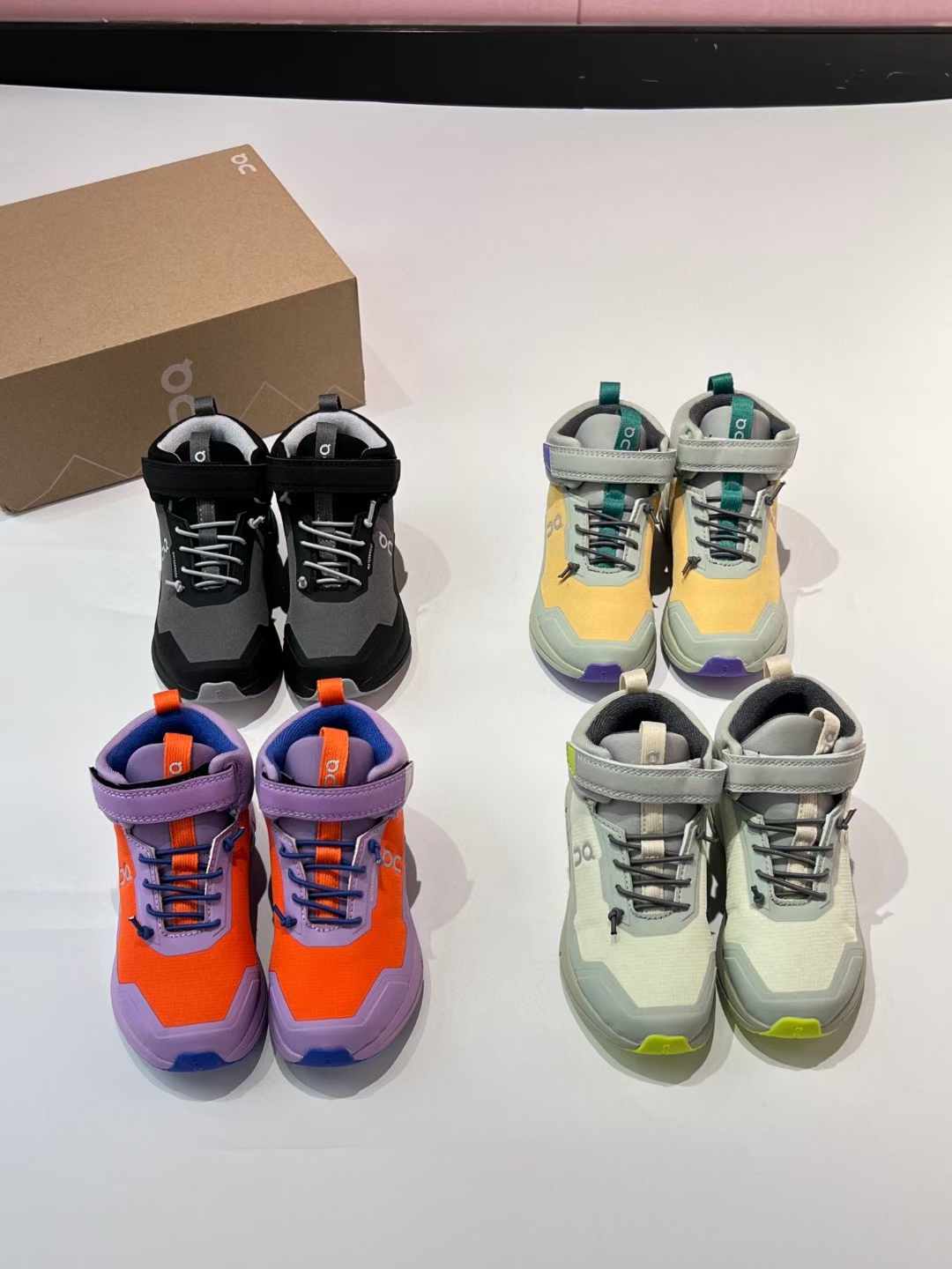 图片[4]-昂跑秋冬新款中帮儿童运动鞋 尺码：26-37码 小众的昂跑系列On🔥 超轻超软的云朵大底 魔术贴➕松紧带设计，穿脱超方便✌🏻 中帮款式，保护稚嫩脚踝🦶 橡胶耐磨防滑大底，脚感不言而喻☁️-选品中心