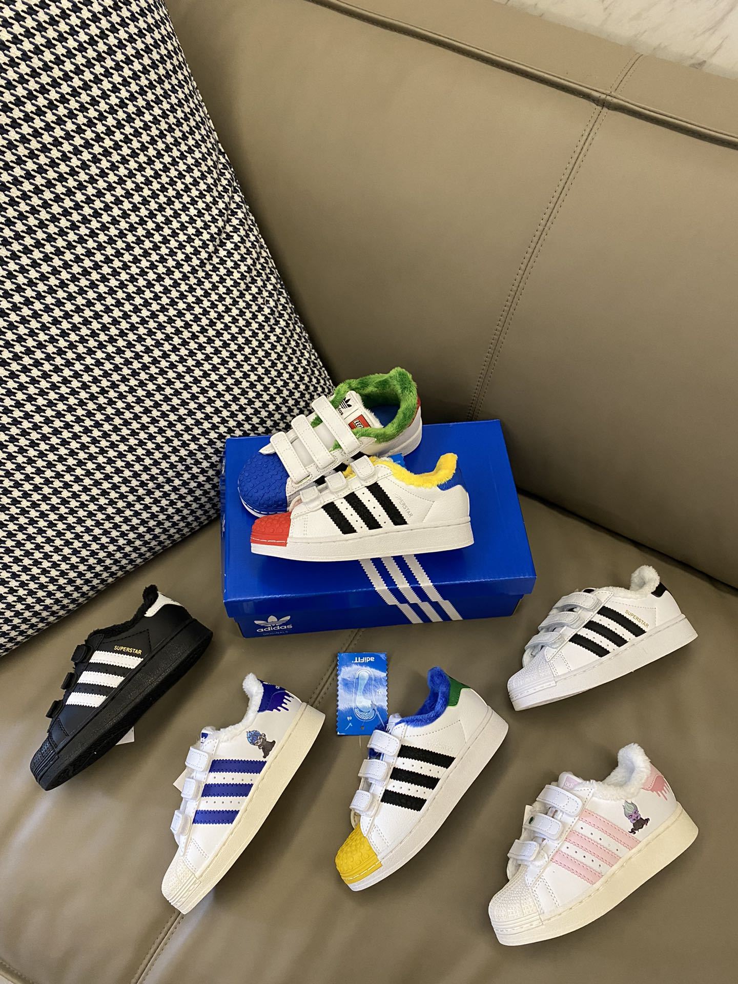 【加绒贝壳头儿童魔术贴板鞋 22-37码 经典金标贝壳头款式🆕加绒加厚超级贴心💓魔术贴设计，穿脱超级方便✔️耐磨防滑橡胶大底，脚感超赞👍🏻-选品中心