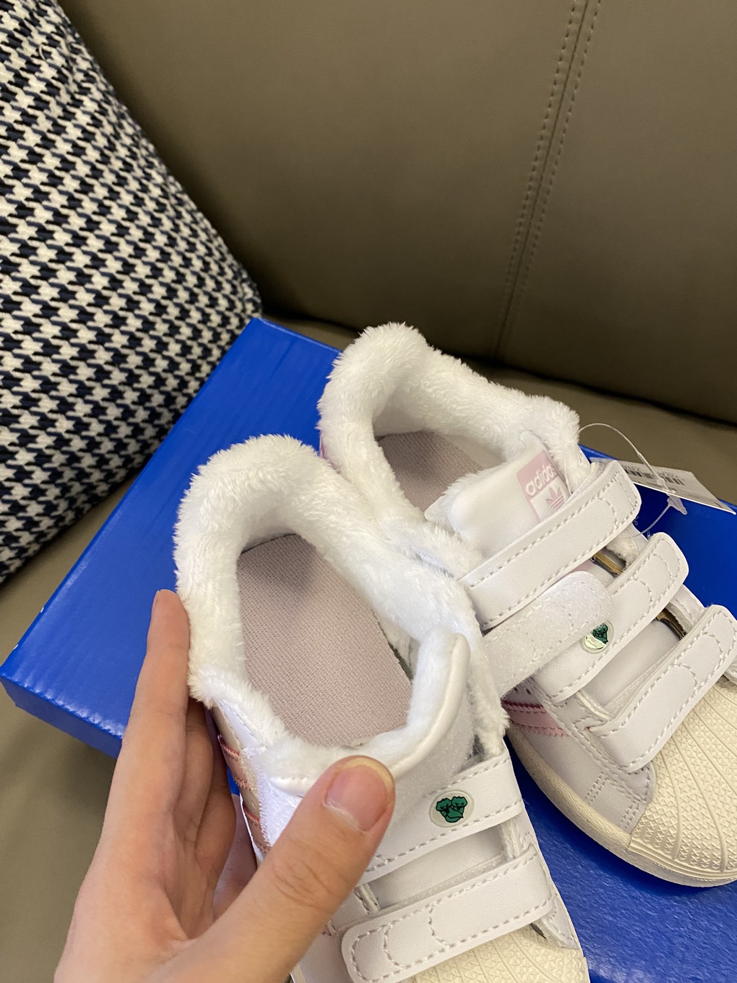 图片[4]-【加绒贝壳头儿童魔术贴板鞋 22-37码 经典金标贝壳头款式🆕加绒加厚超级贴心💓魔术贴设计，穿脱超级方便✔️耐磨防滑橡胶大底，脚感超赞👍🏻-选品中心