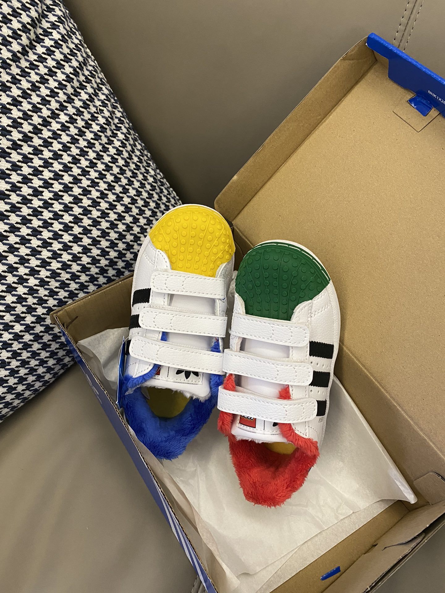 图片[5]-【加绒贝壳头儿童魔术贴板鞋 22-37码 经典金标贝壳头款式🆕加绒加厚超级贴心💓魔术贴设计，穿脱超级方便✔️耐磨防滑橡胶大底，脚感超赞👍🏻-选品中心