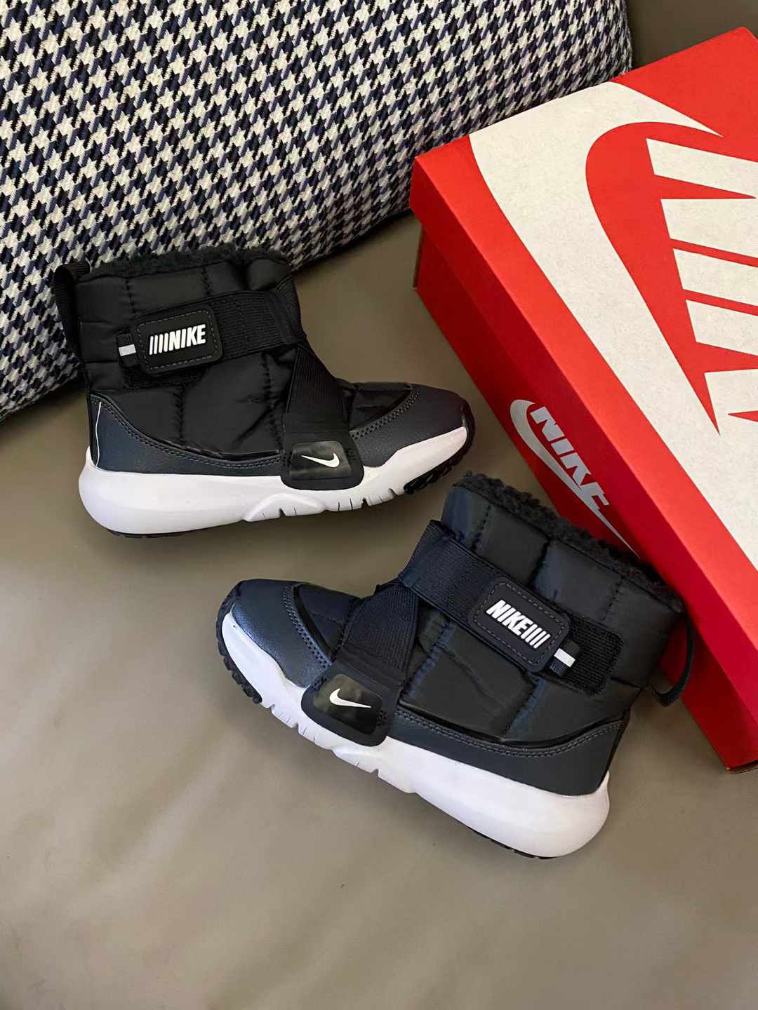 图片[2]-原图直出⭐️ 这款靴子鞋口超宽，小脚轻松滑入😎带子交叉设计确保安全贴好脚面🦶🏻这个冬天真的不能错过它😍羊羔绒的内里无敌舒适-选品中心