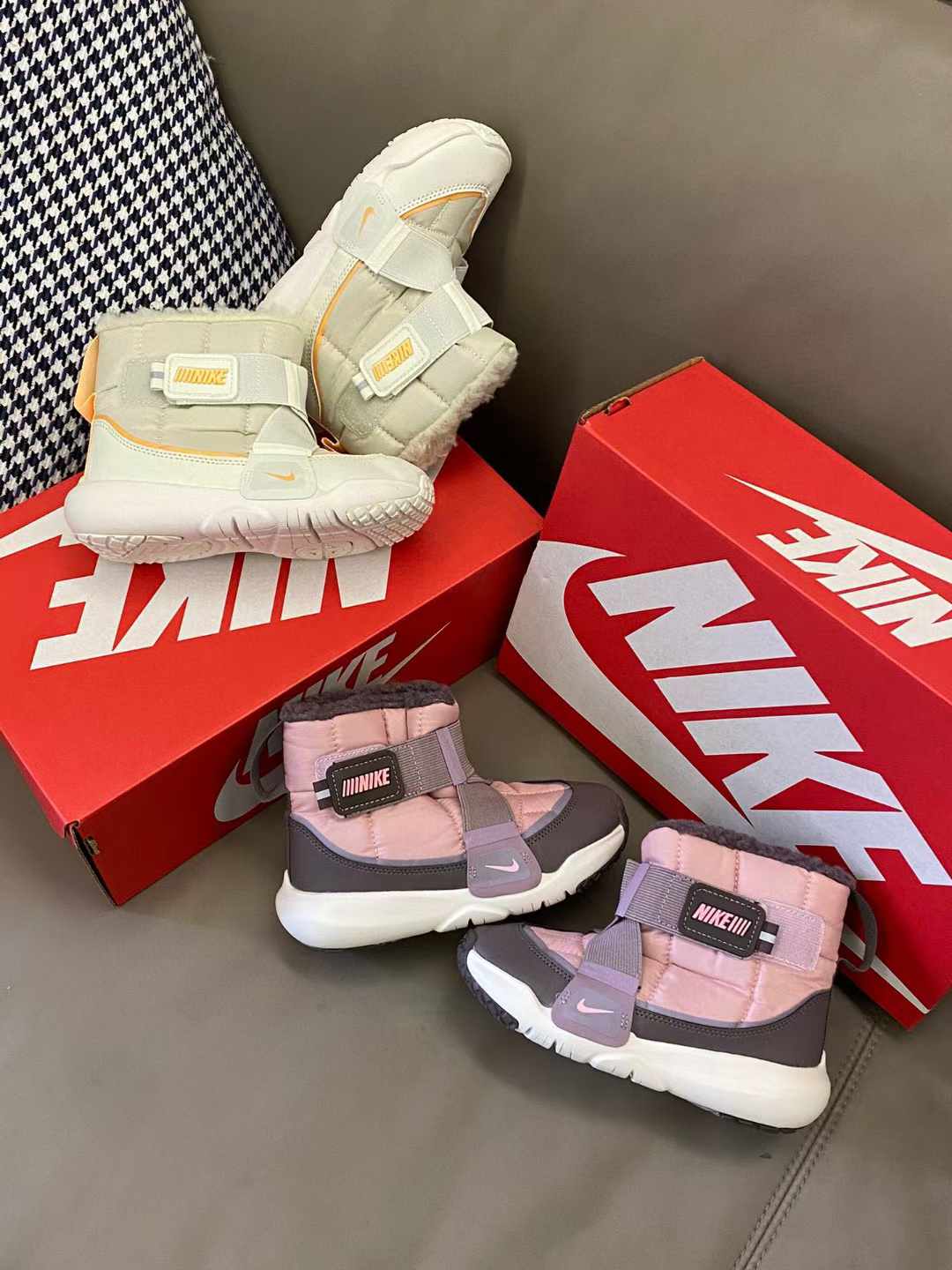 原图直出⭐️ 这款靴子鞋口超宽，小脚轻松滑入😎带子交叉设计确保安全贴好脚面🦶🏻这个冬天真的不能错过它😍羊羔绒的内里无敌舒适-选品中心