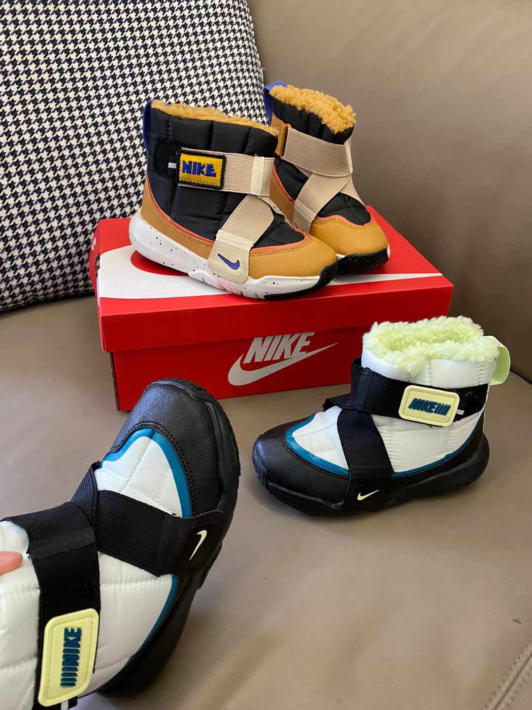 图片[4]-原图直出⭐️ 这款靴子鞋口超宽，小脚轻松滑入😎带子交叉设计确保安全贴好脚面🦶🏻这个冬天真的不能错过它😍羊羔绒的内里无敌舒适-选品中心